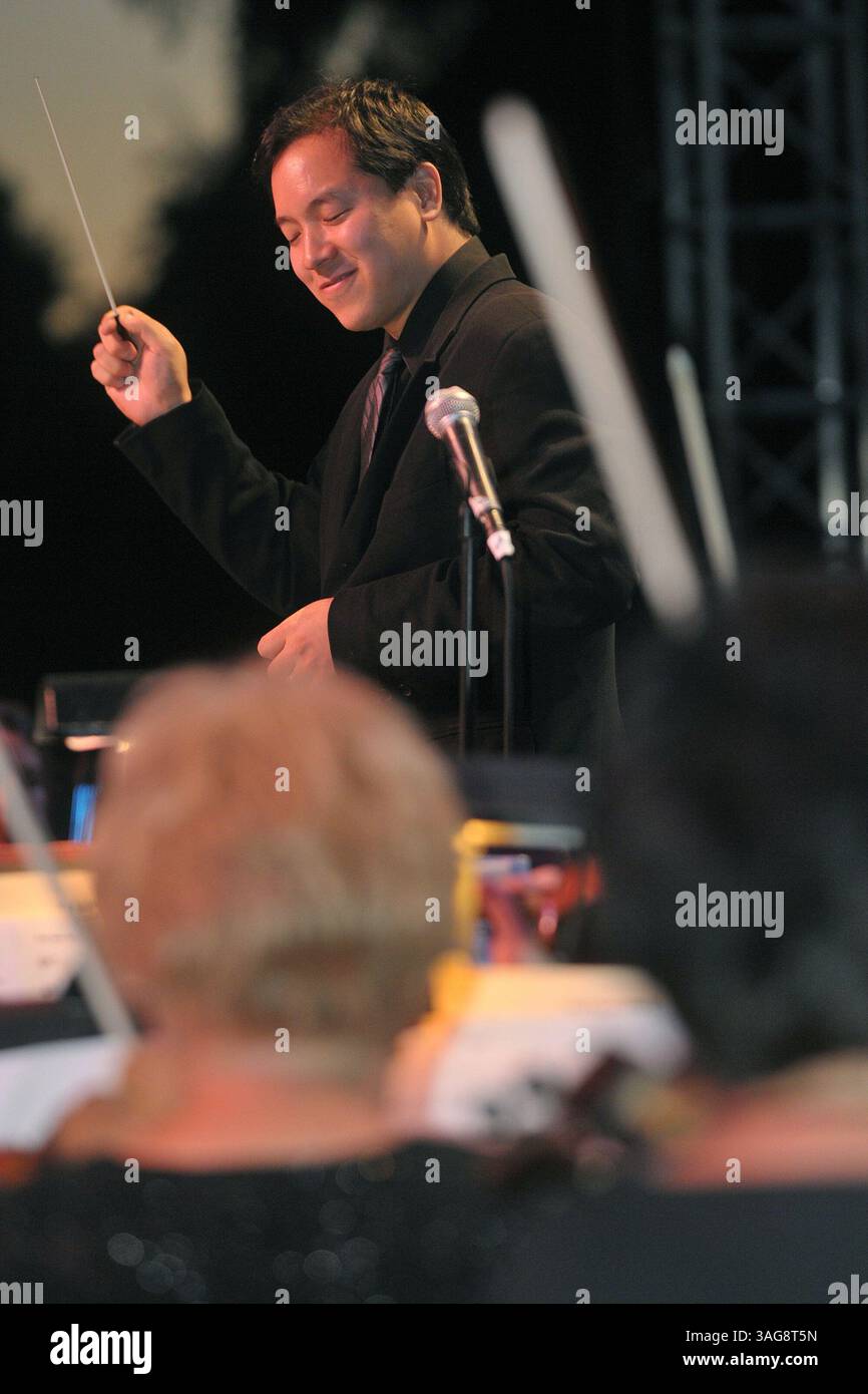 September 2012 - Modesto, Kalifornien, USA - ING Luke, Associate Dirigent und MSYO Music Director, leitet die Symphonie beim Picknick im The Pops! Auf dem Weingut E. & J. Gallo in Modesto (Foto: © Tracy Barbutes/Modesto Bee/ZUMAPRESS.com) Stockfoto