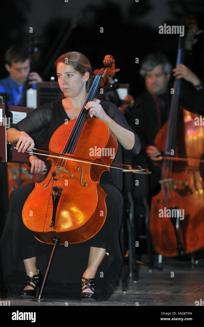 September 2012 - Modesto, Kalifornien, USA - Ein Cellist tritt mit dem Modesto Symphony Orchestra beim Picknick im The Pops auf! Auf dem Gelände der E. & J. Gallo Winery in Modesto. (Kreditbild: © Tracy Barbutes/Modesto Bee/ZUMAPRESS.com) Stockfoto