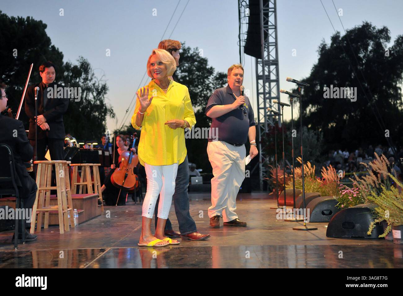 September 2012 - Modesto, Kalifornien, USA - Marie Gallo wird dem Publikum beim Picknick im The Pops vorgestellt! Veranstaltung im E. & J. Gallo Winery Grounds in Modesto. (Kreditbild: © Tracy Barbutes/Modesto Bee/ZUMAPRESS.com) Stockfoto