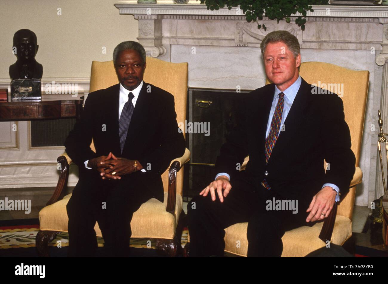 23. Januar 1997 - Washington, DC, USA - US-Präsident Bill Clinton trifft sich im Oval Office am 23. Januar 1997 in Washington, DC mit UN-Generalsekretär Kofi Annan. (Foto: © Richard Ellis/ZUMAPRESS.com) Stockfoto
