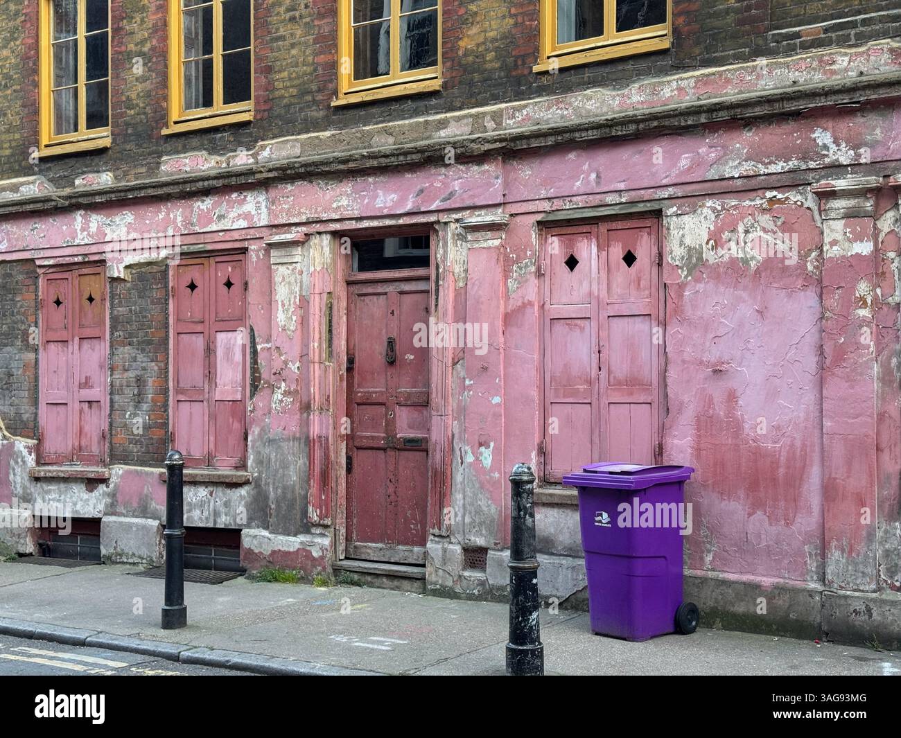 Rot/rosa gemaltes traditionelles Hugenottenweberhaus in 4 Princelet Street, Spitalfields, East London, das als Filmset genutzt wurde - Smartphone-aufgenommenes Stockfoto