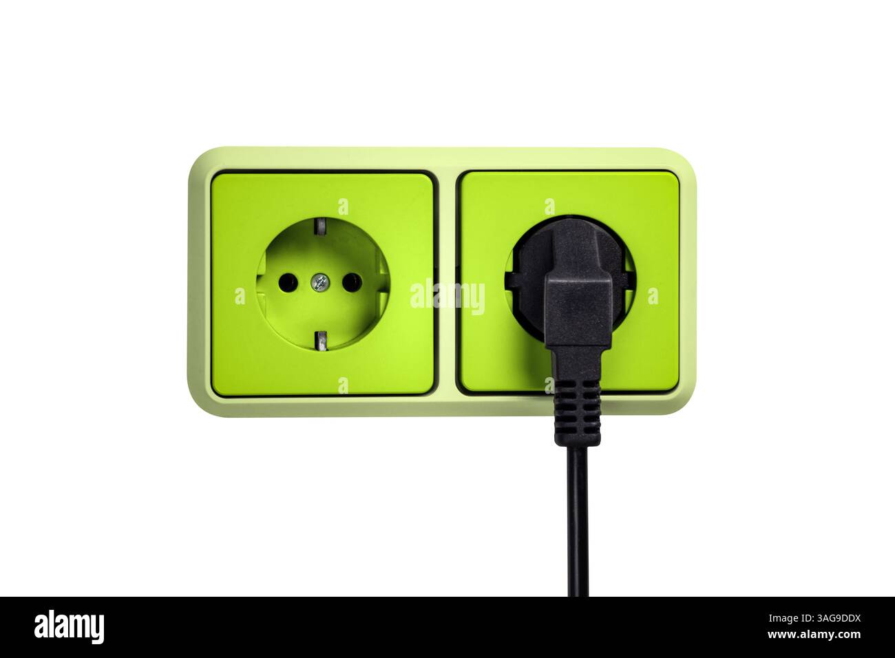 Grüne Steckdose mit Stecker an einer Wand isoliert auf weiß Stockfoto Grüne Steckdose mit Stecker an einer Wand isoliert auf weiß Stockfoto