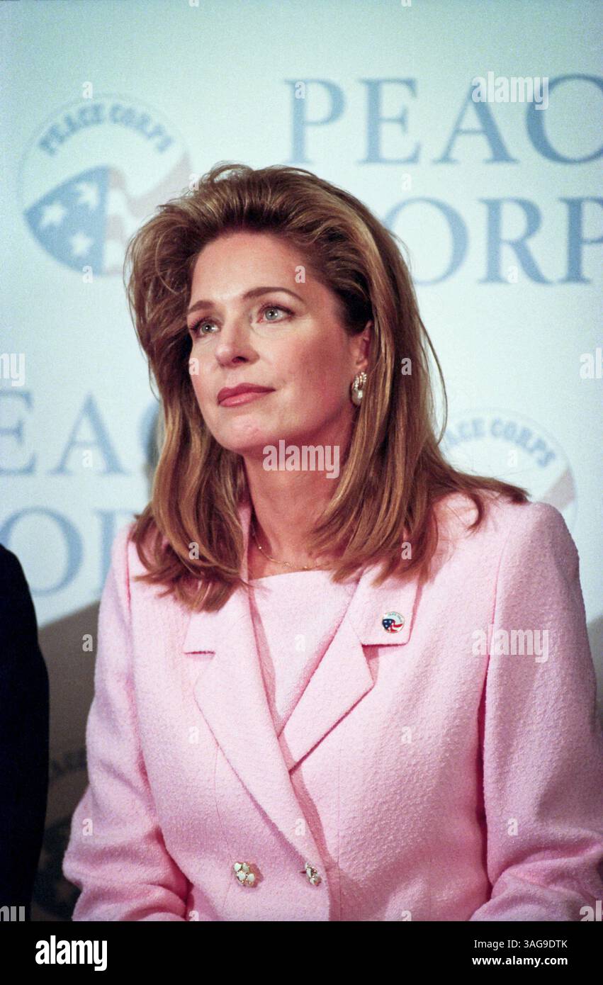 15. September 1998 – Washington, DC, USA – Ihre Majestät Königin Noor von Jordanien spricht bei der Einweihung des Friedenskorps-Hauptquartiers am 15. September 1998 in Washington, DC. Jordanien war das erste Land, das Freiwillige des Friedenskorps beherbergte. (Bild: © Richard Ellis/ZUMAPRESS.com) Stockfoto
