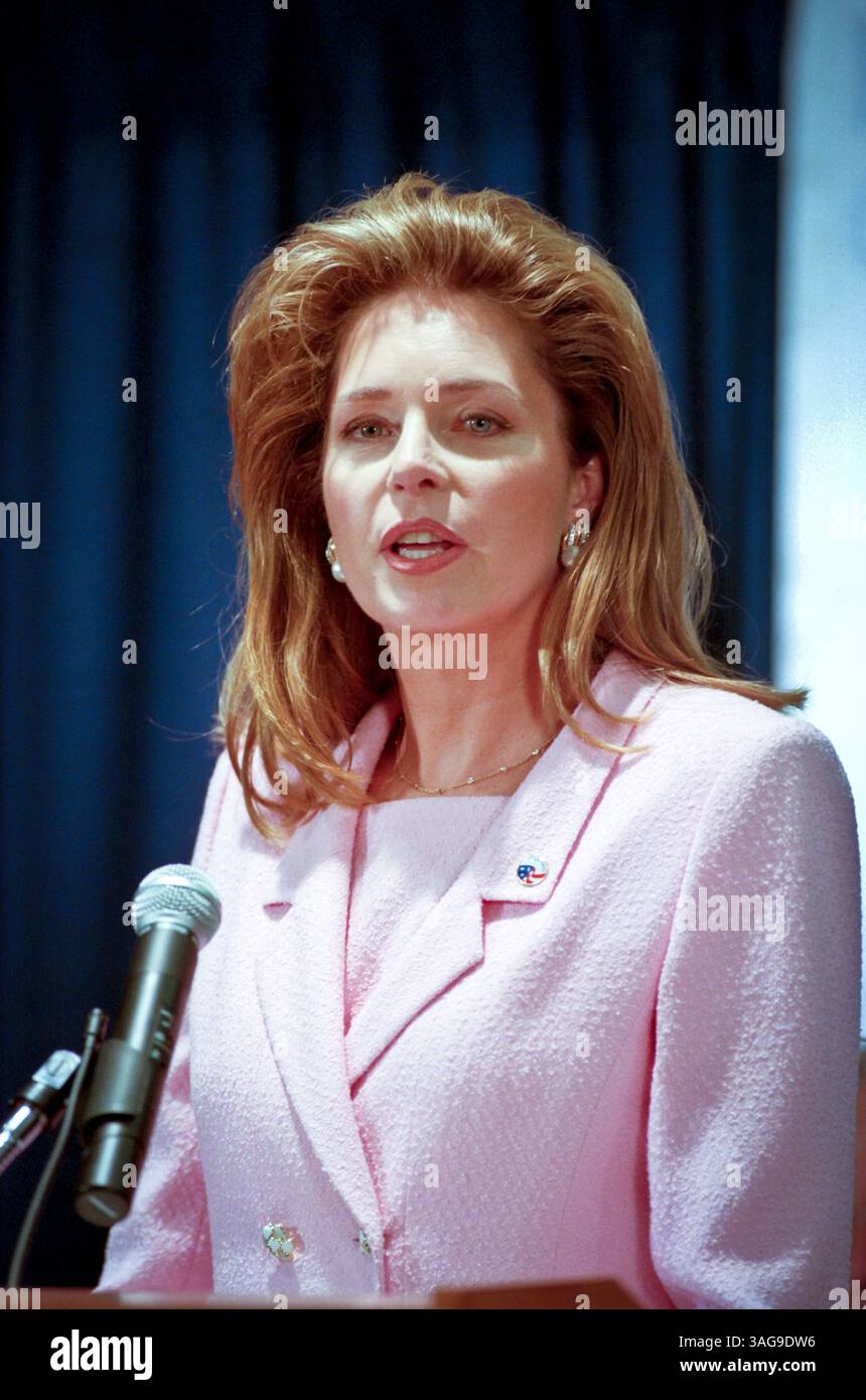 15. September 1998 – Washington, DC, USA – Ihre Majestät Königin Noor von Jordanien spricht bei der Einweihung des Friedenskorps-Hauptquartiers am 15. September 1998 in Washington, DC. Jordanien war das erste Land, das Freiwillige des Friedenskorps beherbergte. (Bild: © Richard Ellis/ZUMAPRESS.com) Stockfoto