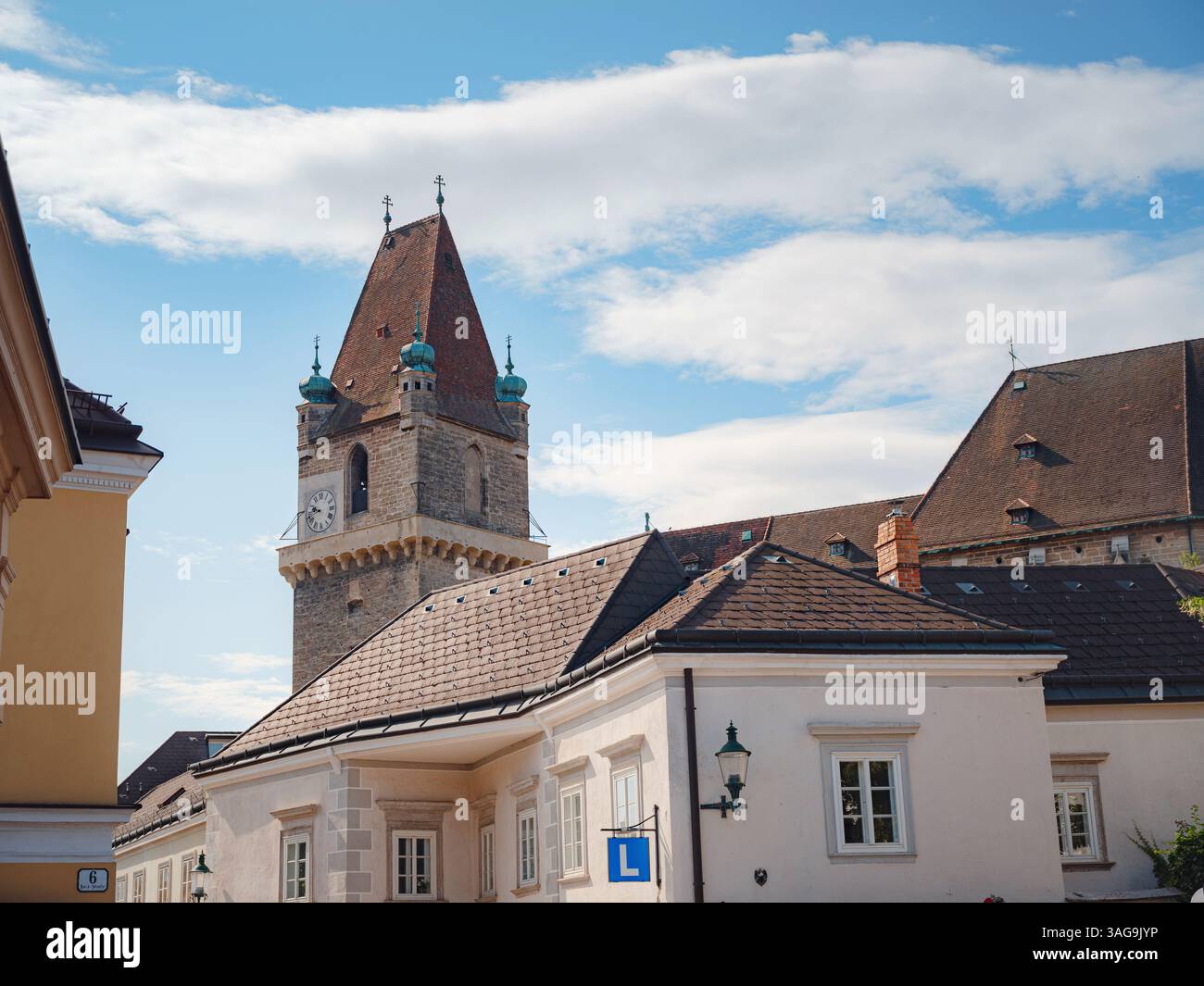 Perchtoldsdorf, Österreich - 22. JULI 2023. Historische Altstadt mit befestigtem Turm, erbaut im 15. Und 16. Jahrhundert. Stadt Perchtoldsdorf, Landkreis Moedling, Niederösterreich. Stockfoto
