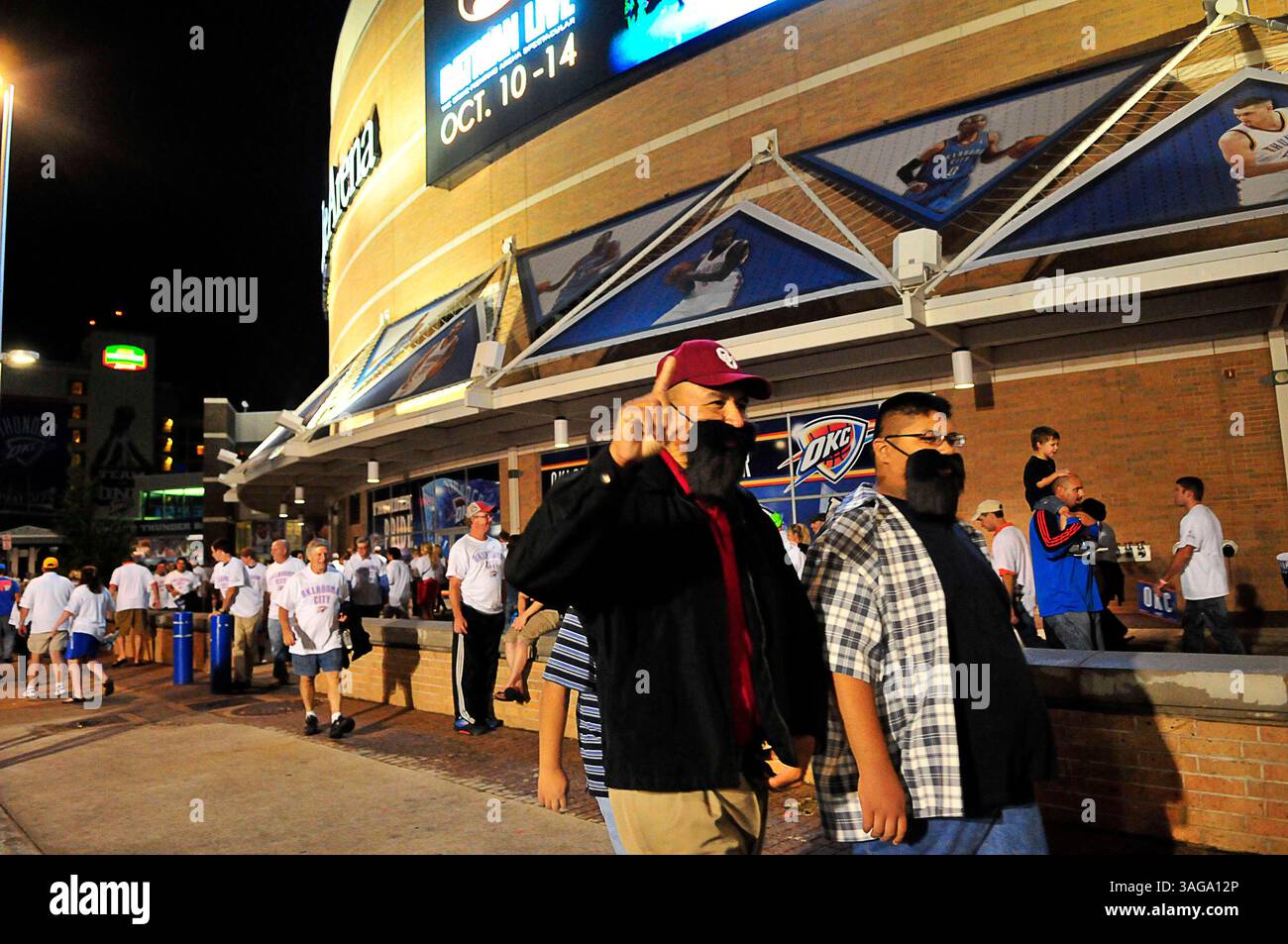 6. Juni 2012: Oklahoma City, Oklahoma, USA - Oklahoma City Thunder Fans spielen vorgetäuschte Kevin Harden-Bärte außerhalb der Arena, nachdem The Thunder die Spurs 107-99 im fünften Spiel der Western Conference-Finals besiegt hatte. (Bild: © Nick Oxford/ZUMAPRESS.com) Stockfoto