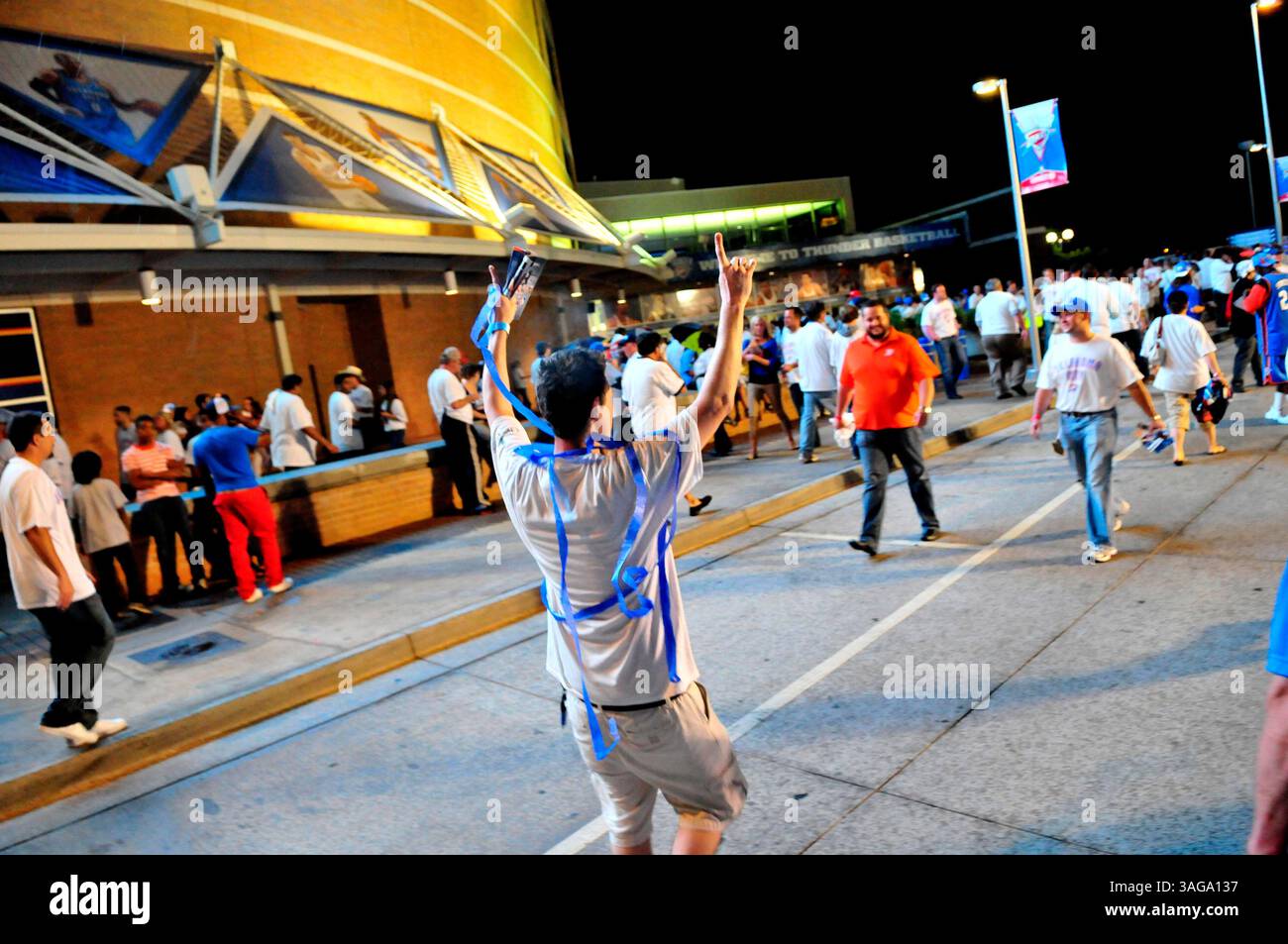 6. Juni 2012: Oklahoma City, Oklahoma, USA - Oklahoma City Thunder Fans feiern außerhalb der Arena, nachdem The Thunder die Spurs 107-99 im fünften Spiel der Western Conference besiegte. (Bild: © Nick Oxford/ZUMAPRESS.com) Stockfoto