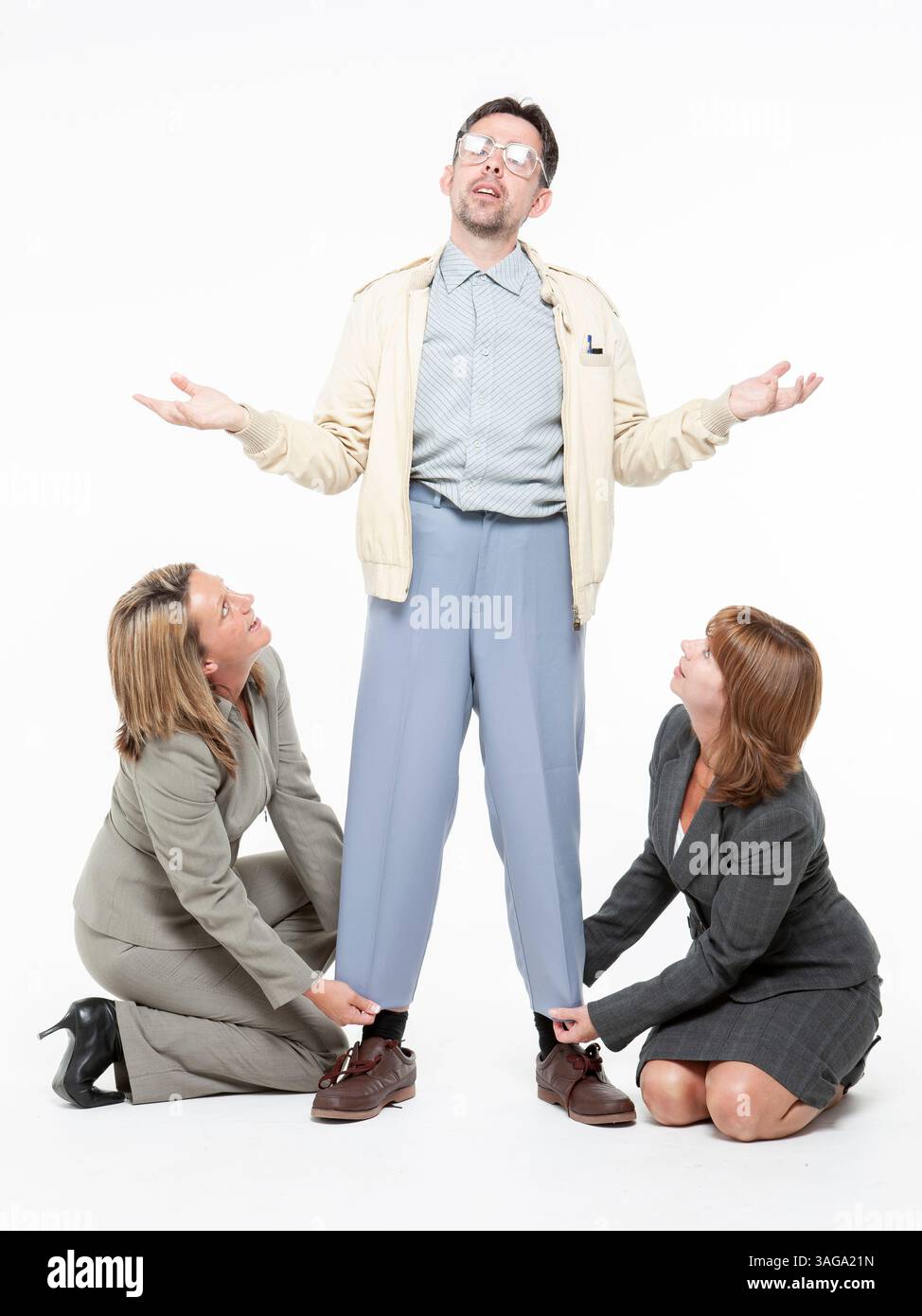 Eine schicke Modeparodie mit einem nerdigen Charakter und seinen liebenden Freunden. Stockfoto