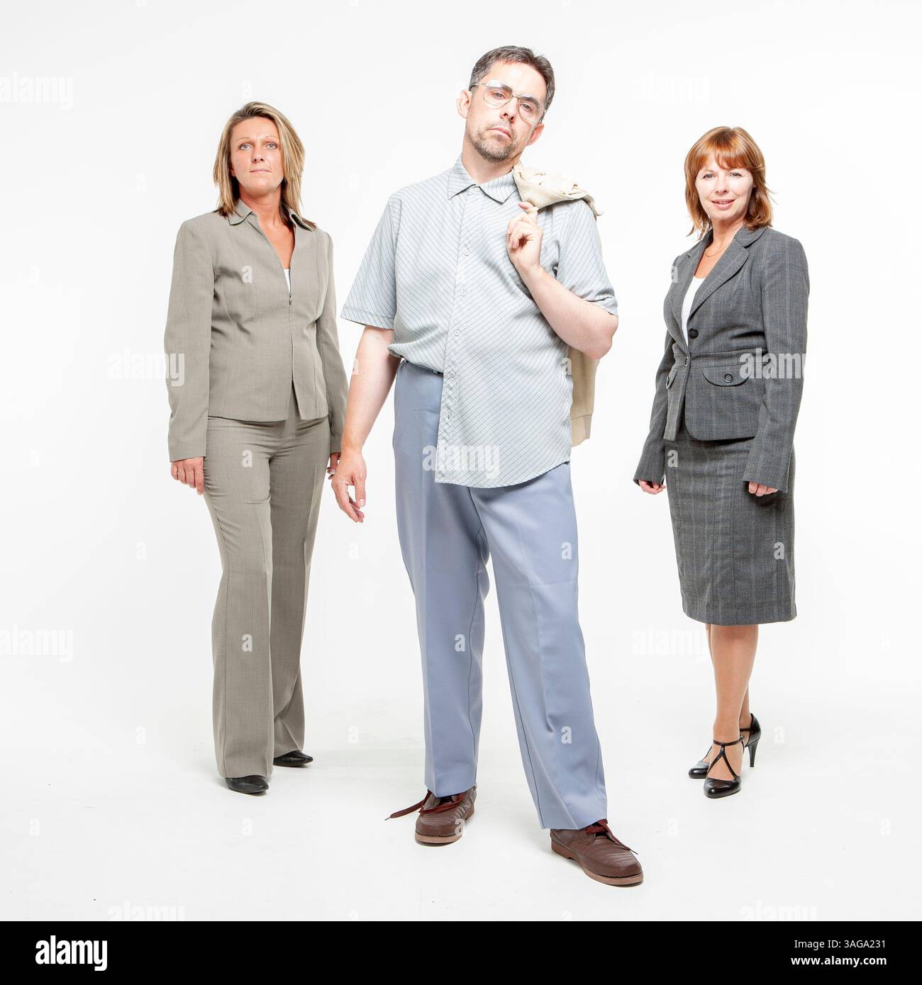 Eine schicke Modeparodie mit einem nerdigen Charakter und seinen liebenden Freunden. Stockfoto