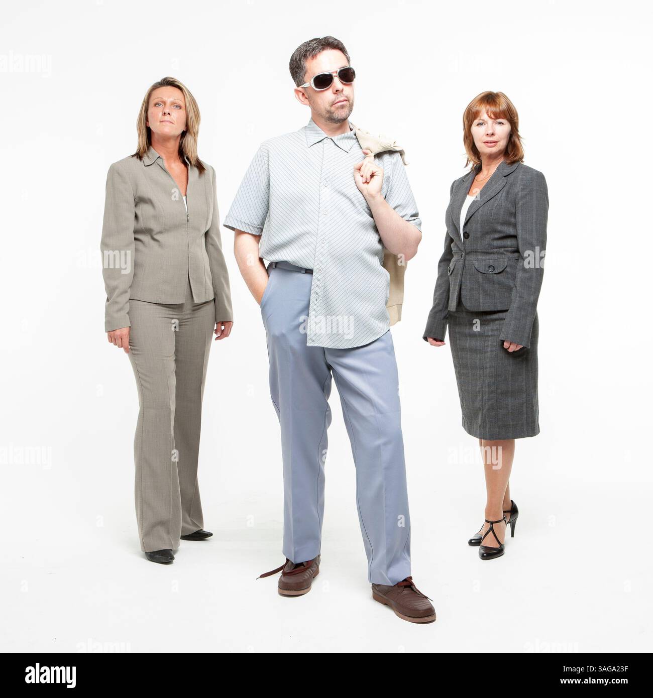 Eine schicke Modeparodie mit einem nerdigen Charakter und seinen liebenden Freunden. Stockfoto