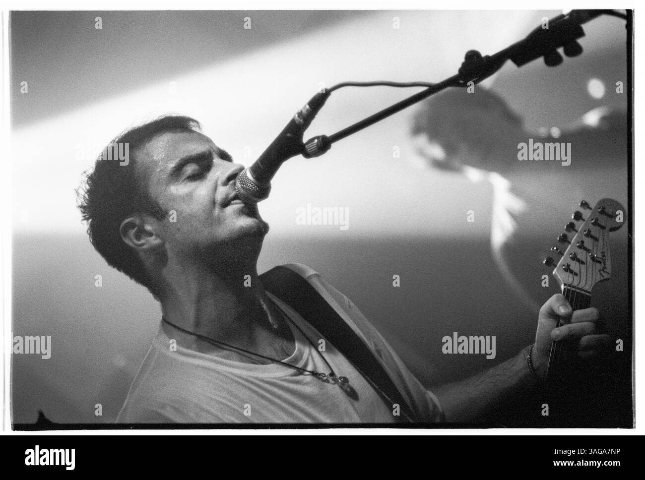 ROB DICKINSON, CATHERINE WHEEL, 1993: Rob Dickinson von Catherine Wheel spielt am 22. Juli 1993 live in Bristol Fleece und Firkin. Die Band tourte mit ihrem zweiten Album Chrome. Foto: Rob Watkins. BAND INFO: Catherine Wheel, eine englische Alternative Rock Band, die 1990 gegründet wurde, kreierte atmosphärische und Shoegaze-beeinflusste Musik. Ihr dynamischer Sound, der in Alben wie Ferment und Chrome verkörpert wurde, sicherte ihnen einen Platz in der alternativen Szene der 90er Jahre und verschmolz introspektive Texte mit kraftvollen, strukturierten Instrumentalen. Stockfoto