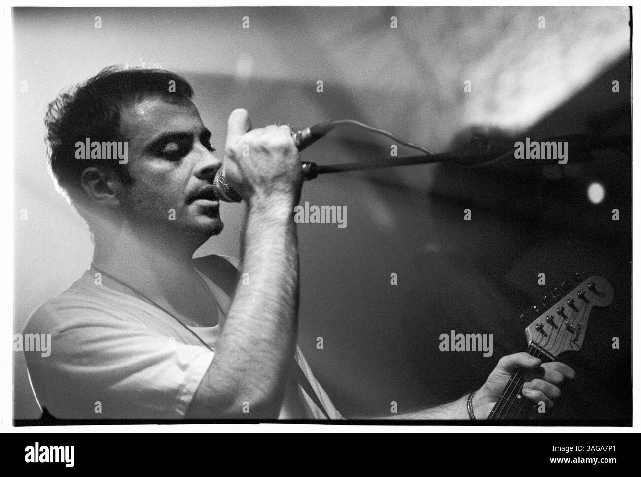 ROB DICKINSON, CATHERINE WHEEL, 1993: Rob Dickinson von Catherine Wheel spielt am 22. Juli 1993 live in Bristol Fleece und Firkin. Die Band tourte mit ihrem zweiten Album Chrome. Foto: Rob Watkins. BAND INFO: Catherine Wheel, eine englische Alternative Rock Band, die 1990 gegründet wurde, kreierte atmosphärische und Shoegaze-beeinflusste Musik. Ihr dynamischer Sound, der in Alben wie Ferment und Chrome verkörpert wurde, sicherte ihnen einen Platz in der alternativen Szene der 90er Jahre und verschmolz introspektive Texte mit kraftvollen, strukturierten Instrumentalen. Stockfoto