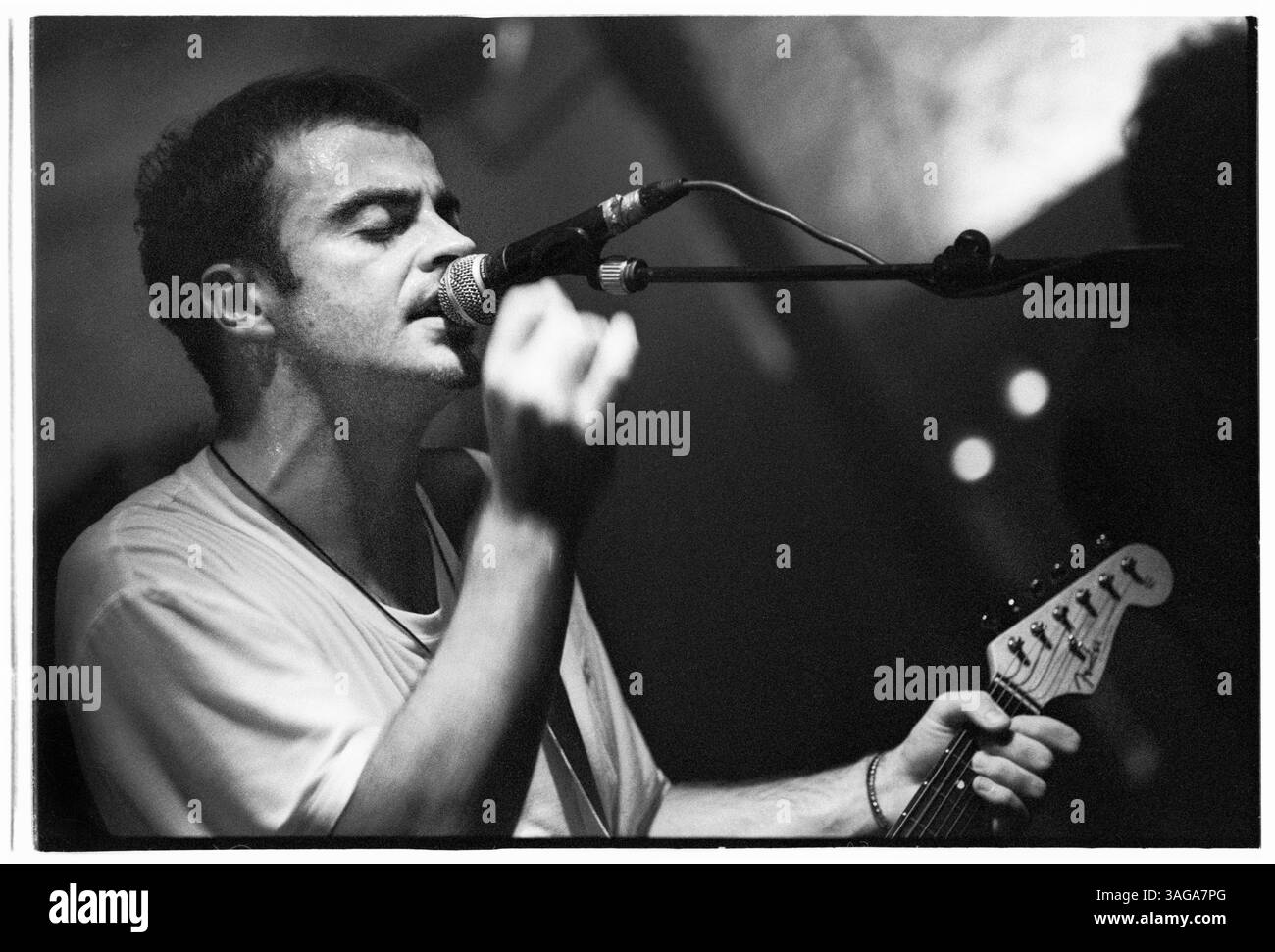 ROB DICKINSON, CATHERINE WHEEL, 1993: Rob Dickinson von Catherine Wheel spielt am 22. Juli 1993 live in Bristol Fleece und Firkin. Die Band tourte mit ihrem zweiten Album Chrome. Foto: Rob Watkins. BAND INFO: Catherine Wheel, eine englische Alternative Rock Band, die 1990 gegründet wurde, kreierte atmosphärische und Shoegaze-beeinflusste Musik. Ihr dynamischer Sound, der in Alben wie Ferment und Chrome verkörpert wurde, sicherte ihnen einen Platz in der alternativen Szene der 90er Jahre und verschmolz introspektive Texte mit kraftvollen, strukturierten Instrumentalen. Stockfoto