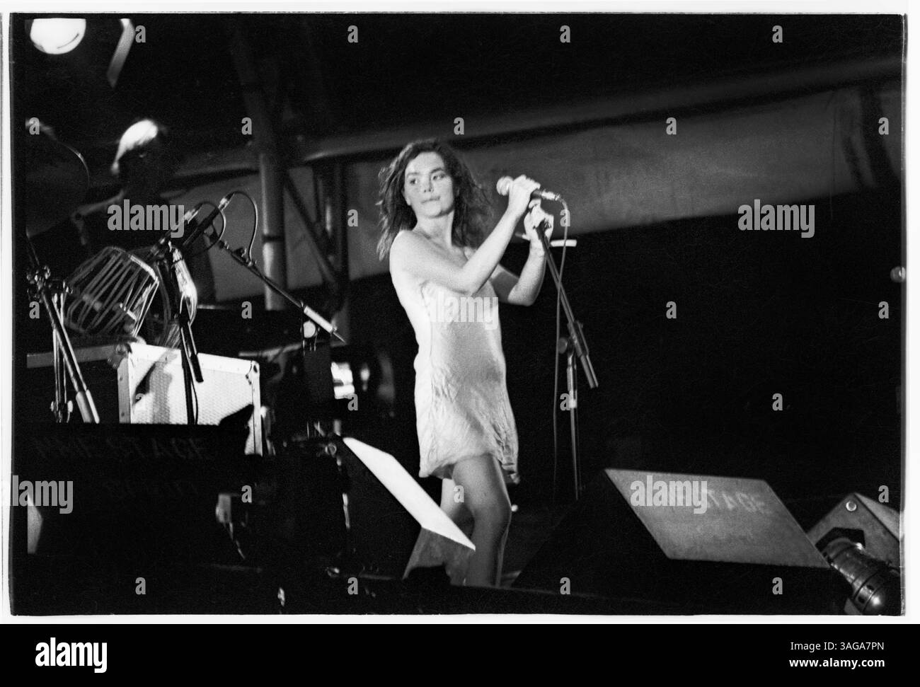 BJÖRK, NME STAGE HEADLINE, GLASTONBURY 94: Björk (Bjork) beim Glastonbury Festival am 25. Juni 1994 als Headliner auf der NME Stage, Pilton Farm, England. Foto: Rob Watkins. INFO: Björk ist eine isländische Sängerin, Songwriterin und Schauspielerin, die für ihre vielseitige und innovative Musik bekannt ist. Als Leadsängerin der Sugarcubes erlangte sie mit ihrer Solokarriere weltweite Bekanntheit und produzierte renommierte Alben wie „Debut“, „Homogenic“ und „Vespertine“. Stockfoto