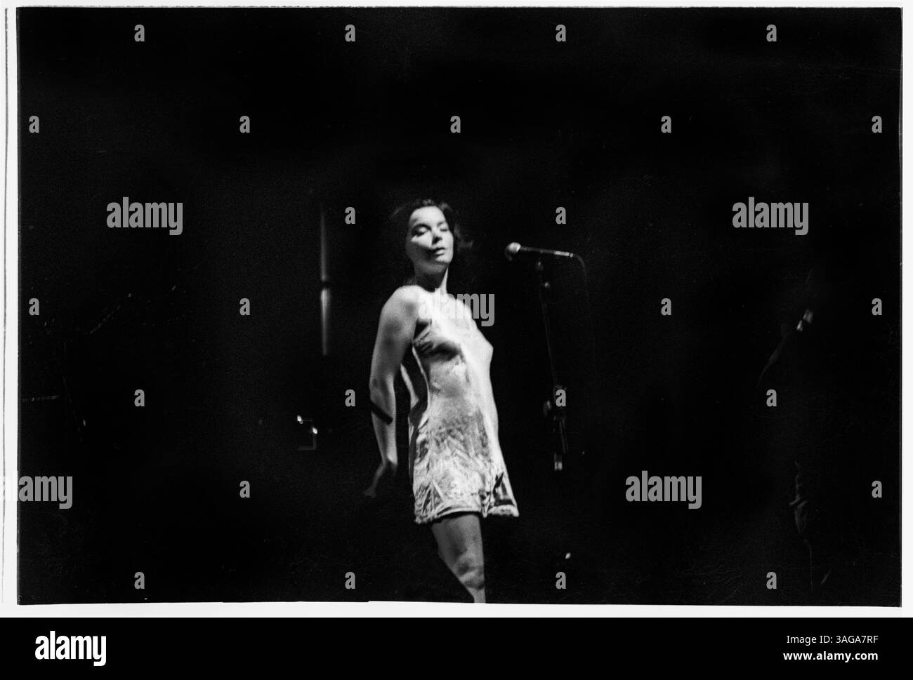 BJÖRK, NME STAGE HEADLINE, GLASTONBURY 94: Björk (Bjork) beim Glastonbury Festival am 25. Juni 1994 als Headliner auf der NME Stage, Pilton Farm, England. Foto: Rob Watkins. INFO: Björk ist eine isländische Sängerin, Songwriterin und Schauspielerin, die für ihre vielseitige und innovative Musik bekannt ist. Als Leadsängerin der Sugarcubes erlangte sie mit ihrer Solokarriere weltweite Bekanntheit und produzierte renommierte Alben wie „Debut“, „Homogenic“ und „Vespertine“. Stockfoto