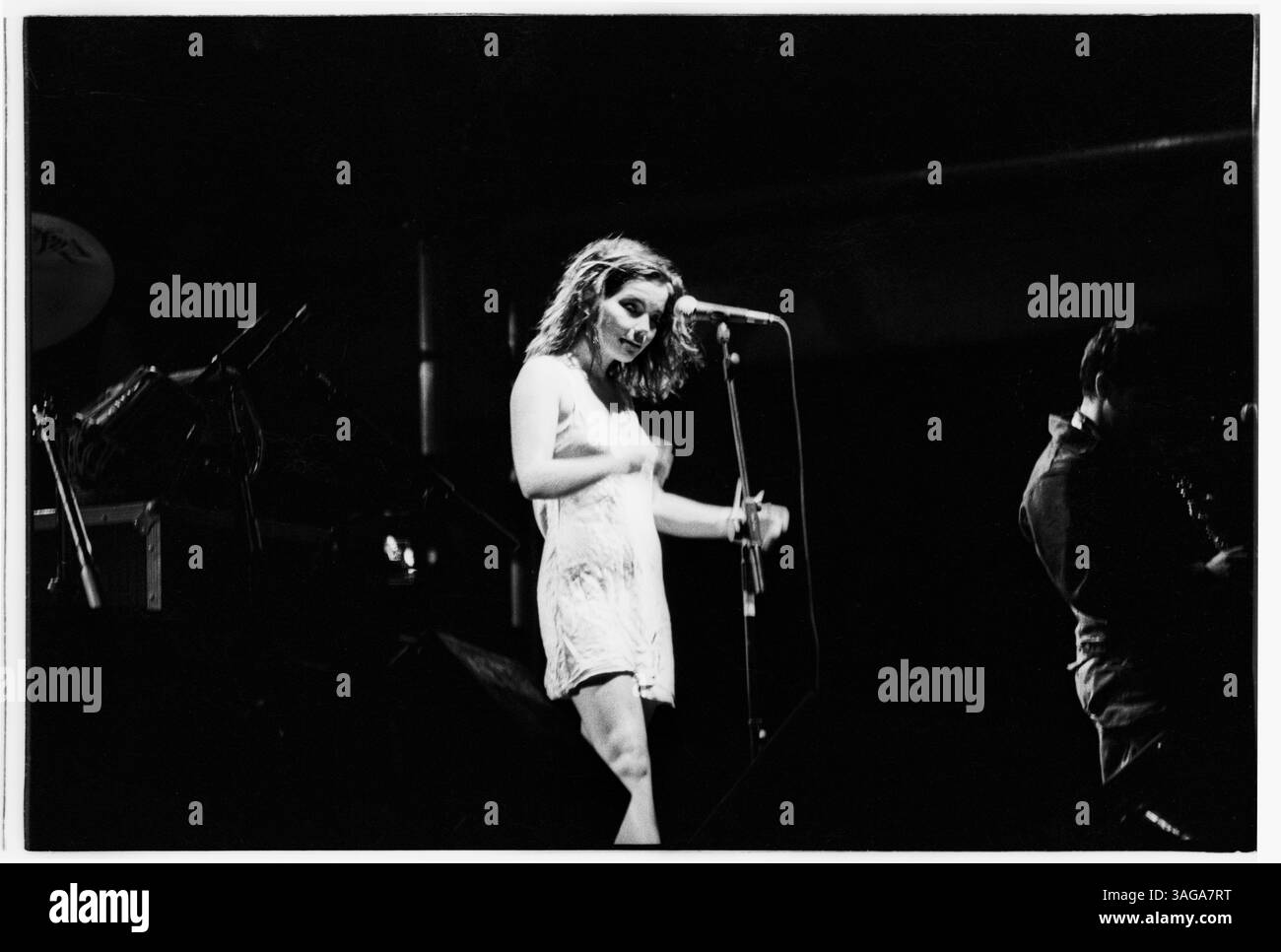 BJÖRK, NME STAGE HEADLINE, GLASTONBURY 94: Björk (Bjork) beim Glastonbury Festival am 25. Juni 1994 als Headliner auf der NME Stage, Pilton Farm, England. Foto: Rob Watkins. INFO: Björk ist eine isländische Sängerin, Songwriterin und Schauspielerin, die für ihre vielseitige und innovative Musik bekannt ist. Als Leadsängerin der Sugarcubes erlangte sie mit ihrer Solokarriere weltweite Bekanntheit und produzierte renommierte Alben wie „Debut“, „Homogenic“ und „Vespertine“. Stockfoto
