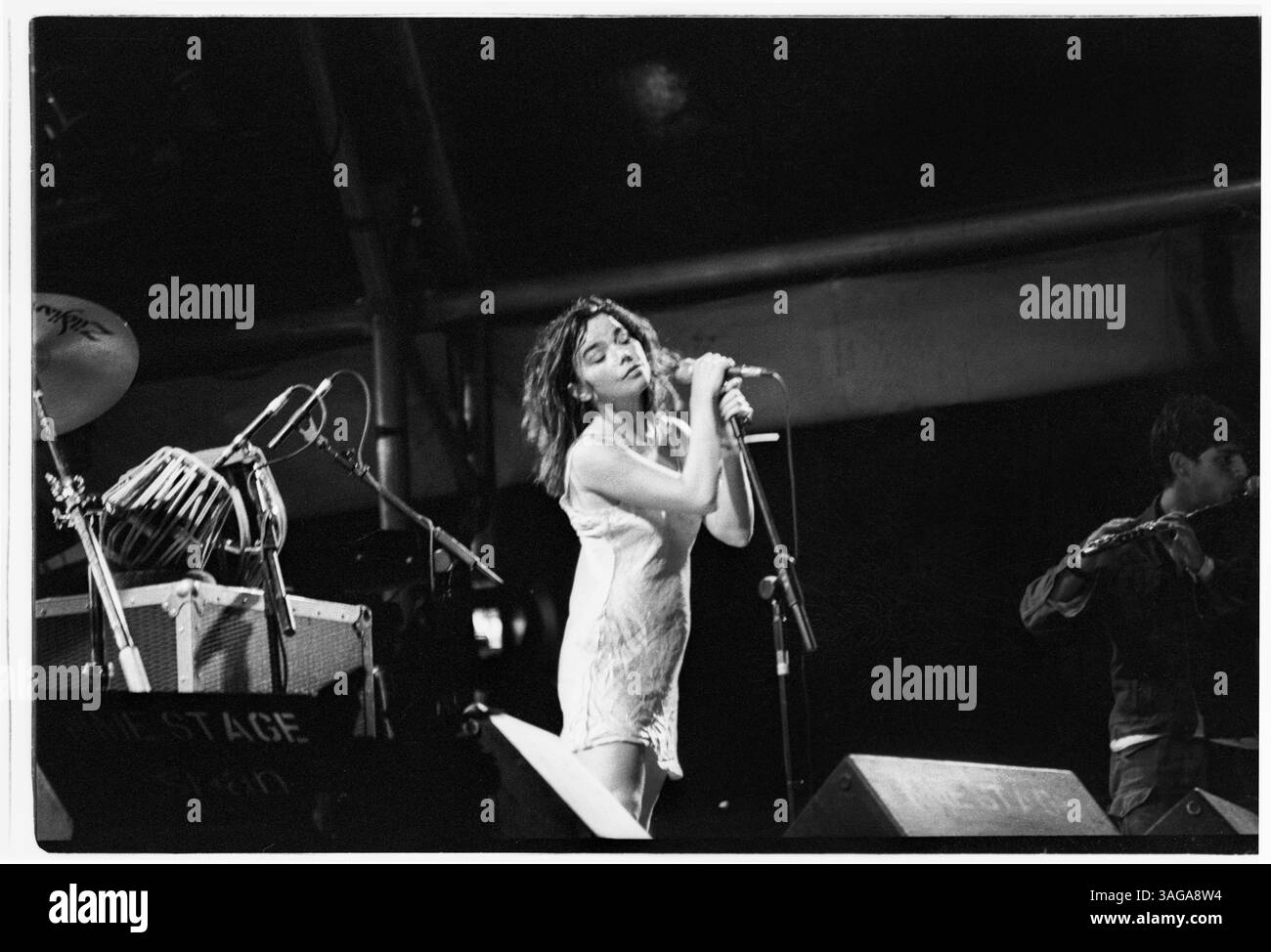 BJÖRK, NME STAGE HEADLINE, GLASTONBURY 94: Björk (Bjork) beim Glastonbury Festival am 25. Juni 1994 als Headliner auf der NME Stage, Pilton Farm, England. Foto: Rob Watkins. INFO: Björk ist eine isländische Sängerin, Songwriterin und Schauspielerin, die für ihre vielseitige und innovative Musik bekannt ist. Als Leadsängerin der Sugarcubes erlangte sie mit ihrer Solokarriere weltweite Bekanntheit und produzierte renommierte Alben wie „Debut“, „Homogenic“ und „Vespertine“. Stockfoto