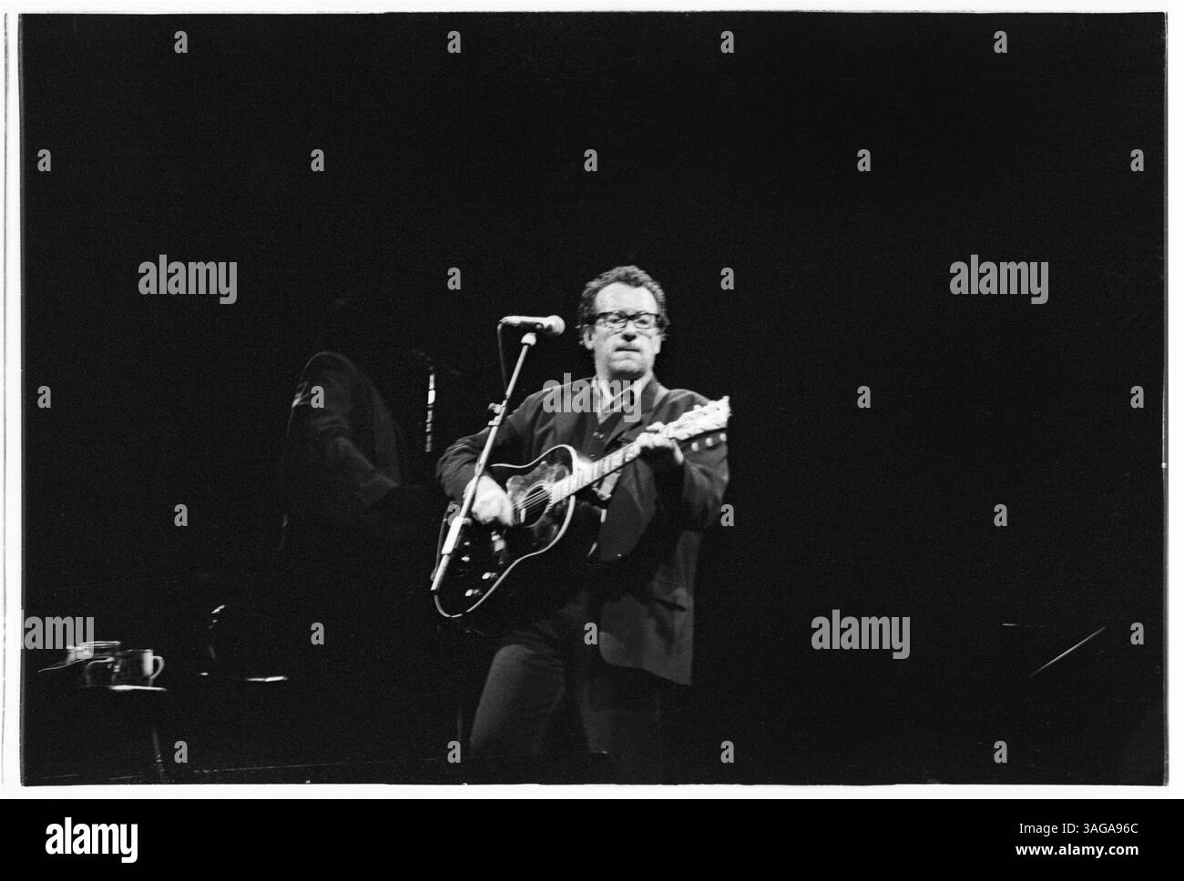 ELVIS COSTELLO, GLASTONBURY FESTIVAL, 1994: Elvis Costello und die Attraktionen spielen live auf der Pyramid Stage beim Glastonbury Festival, England, 25. Juni 1994. Das Datum wurde als das letzte Festivaldatum in Großbritannien angekündigt. Foto: Rob Watkins. INFO: Elvis Costello ist ein englischer Singer-Songwriter und Musiker, der für seinen scharfen Witz und seine genreübergreifende Musik gefeiert wird. Mit der Punk- und New Wave-Bewegung in den späten 1970er Jahren haben Hits wie „Alison“ und „My AIM Is True“ seinen legendären Status gestärkt. Stockfoto ELVIS COSTELLO, GLASTONBURY FESTIVAL, 1994: Elvis Costello und die Attraktionen spielen live auf der Pyramid Stage beim Glastonbury Festival, England, 25. Juni 1994. Das Datum wurde als das letzte Festivaldatum in Großbritannien angekündigt. Foto: Rob Watkins. INFO: Elvis Costello ist ein englischer Singer-Songwriter und Musiker, der für seinen scharfen Witz und seine genreübergreifende Musik gefeiert wird. Mit der Punk- und New Wave-Bewegung in den späten 1970er Jahren haben Hits wie „Alison“ und „My AIM Is True“ seinen legendären Status gestärkt. Stockfoto