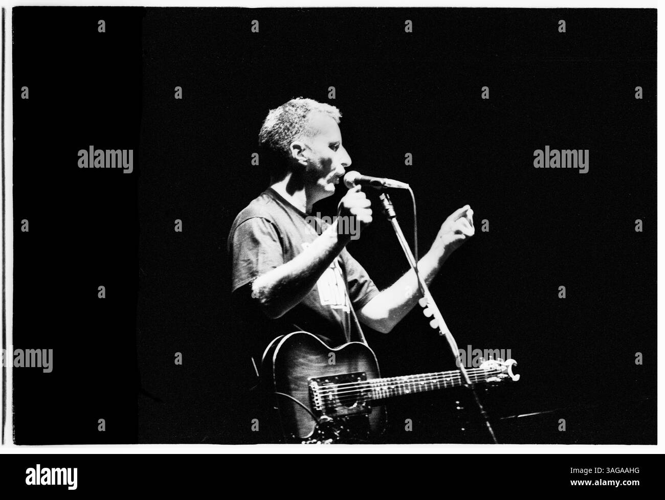 BILLY BRAGG, AKUSTIKBÜHNE, GLASTONBURY 95: Billy Bragg Plays the Acoustic Stage beim Glastonbury Festival, Pilton Farm, Somerset, England, Juni 1995. 1995 feierte das Festival sein 25-jähriges Bestehen. Foto: ROB WATKINS. INFO: Billy Bragg ist ein britischer Singer-Songwriter und Aktivist, der für seine Mischung aus Folk, Punk und Protestmusik bekannt ist. Bekannt für seine politisch aufgeladenen Texte, setzt sich Braggs Werk für soziale Gerechtigkeit ein und macht ihn zu einer prominenten Stimme in zeitgenössischer Musik und Aktivismus. Stockfoto