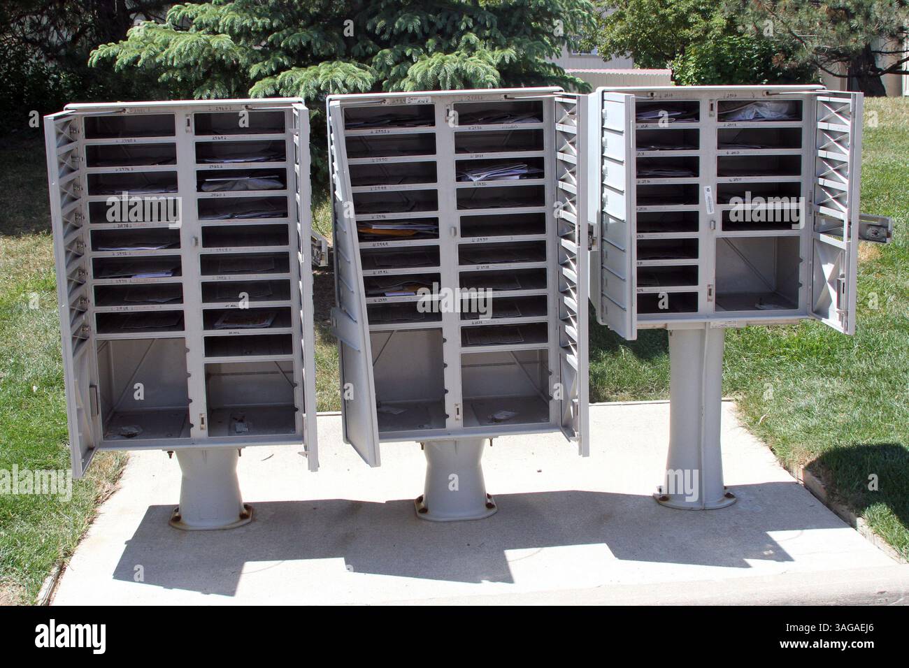 Juni 2012: Ann Arbor, Michigan, USA S - Innenansicht der Postfächer in Gruppen; die größeren unteren Fächer sind Paketschränke. (Bild: © Alan Ashley/ZUMAPRESS.com) Stockfoto