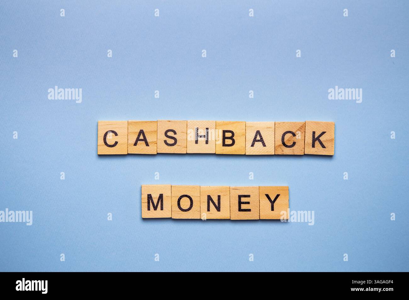 Finanzierungskonzept. Auf blauer Oberfläche, Holzwürfel mit der Aufschrift Cashback Money Stockfoto