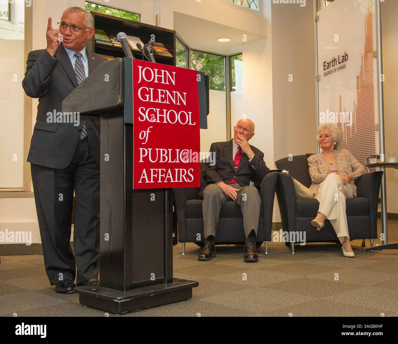 21. Juni 2012: Washington, District of Columbia, USA – NASA-Administrator CHARLES BOLDEN hält eine Rede, bevor er den Preis für die John Glenn School of Public Affairs Excellence in Public Service im Narian Koshland Science Museum in Washington erhielt. Rechts sitzen der Astronaut und ehemalige Senator JOHN GLENN und seine Frau ANNIE GLENN. (Bild: © Paul E. Alers/NASA/ZUMAPRESS.com) Stockfoto