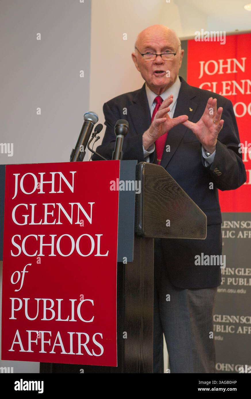 21. Juni 2012: Washington, District of Columbia, USA: Der ehemalige Astronaut, Senator JOHN GLENN, hält eine Rede vor der Verleihung des Preises der John Glenn School of Public Affairs Excellence in Public Service an den NASA-Administrator C. Bolden im Narian Koshland Science Museum in Washington. (Bild: © Paul E. Alers/NASA/ZUMAPRESS.com) Stockfoto