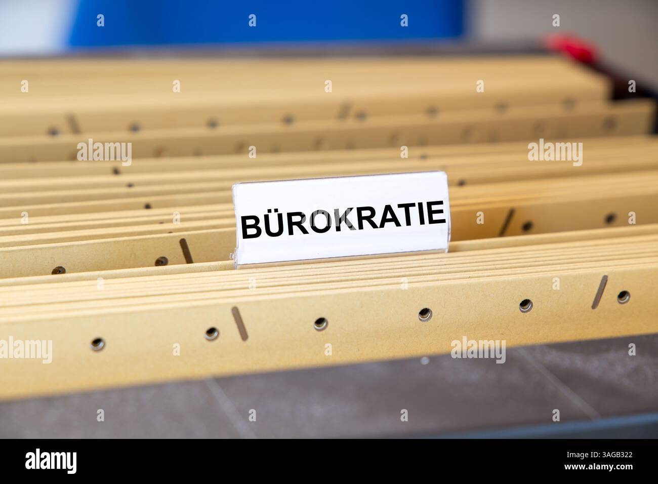 Unterschrift mit der Aufschrift BÜROKRATIE auf einem Ordner mit Suspensionsdateien (Symbolbild) Stockfoto