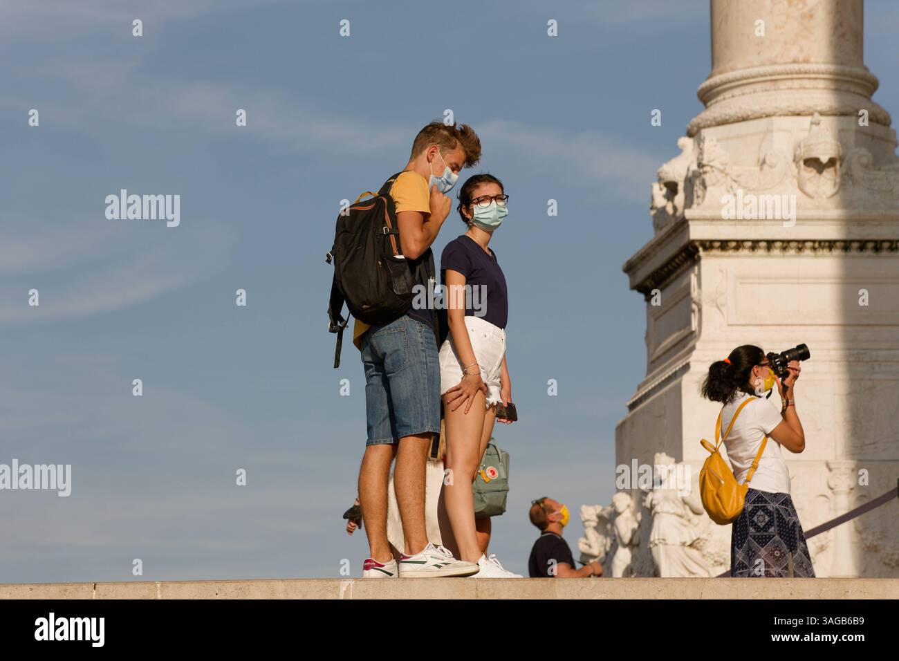 Rom, Latium, Italien, ITA - Nationaldenkmal für Viktor Emanuel II 13.09.2021, Rom, Latium, Italien, ITA - Nationaldenkmal für Viktor Emanuel II. Touristen besuchen, Coronamasken tragend, das von Giuseppe Sacconi 1885 entworfene Nationaldenkmal für Viktor Emanuel II Rom Latium 2021 Italien *** Rom, Latium Italien, Italien, ITA Nationaldenkmal für Victor II, Emmanuel II. das Nationaldenkmal für Victor Emmanuel II., entworfen von Giuseppe Sacconi im Jahre 1885 Rom-Latium Italien Stockfoto