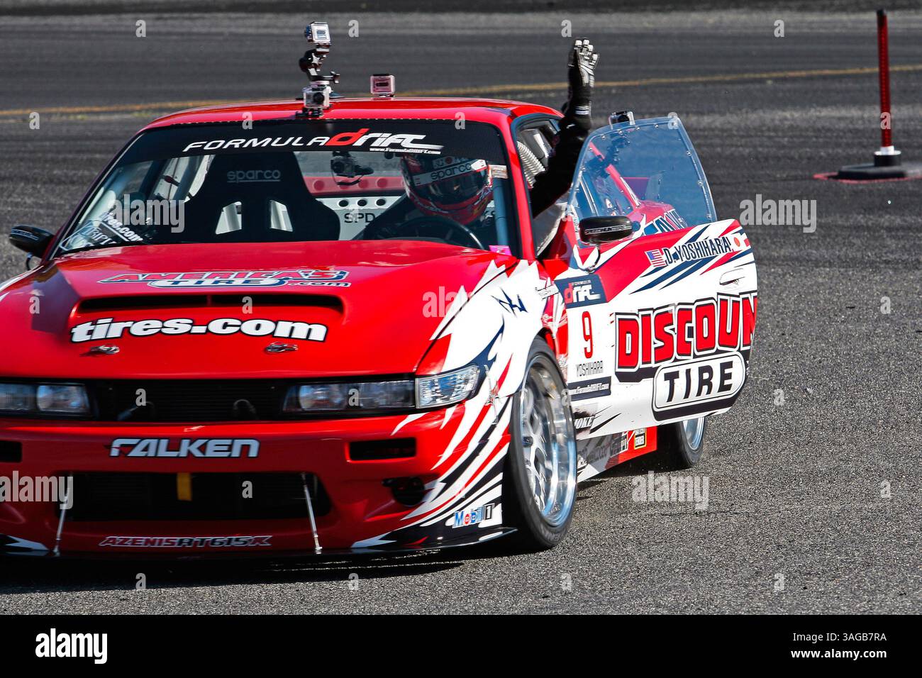 Juni 2012: Township of Wall, New Jersey, USA S - Dai Yoshihara besiegt Rhys Millen und lässt die Fans aufhören, bevor er in die Boxenzone zurückkehrt, um seinen Nissan S13 für seinen nächsten Gegner vorzubereiten. 2012. (Bild: © Joshua Balduf/ZUMApress.com) Stockfoto