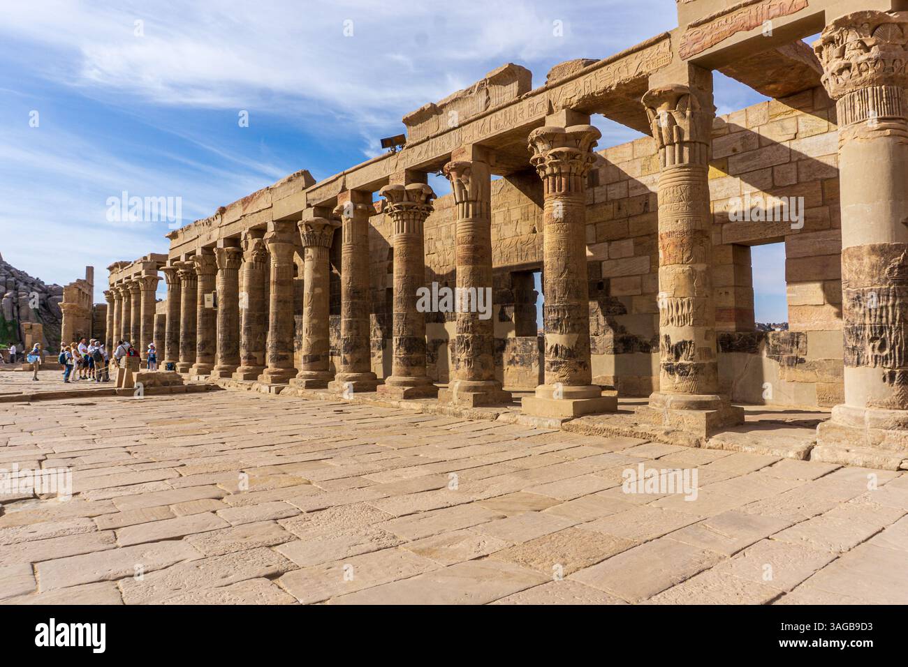 Tempel der Isis auf Philae Island Assuan Ägypten, umgeben vom Nilwasser und dekoriert mit alten ägyptischen Hieroglyphen und Säulen Stockfoto
