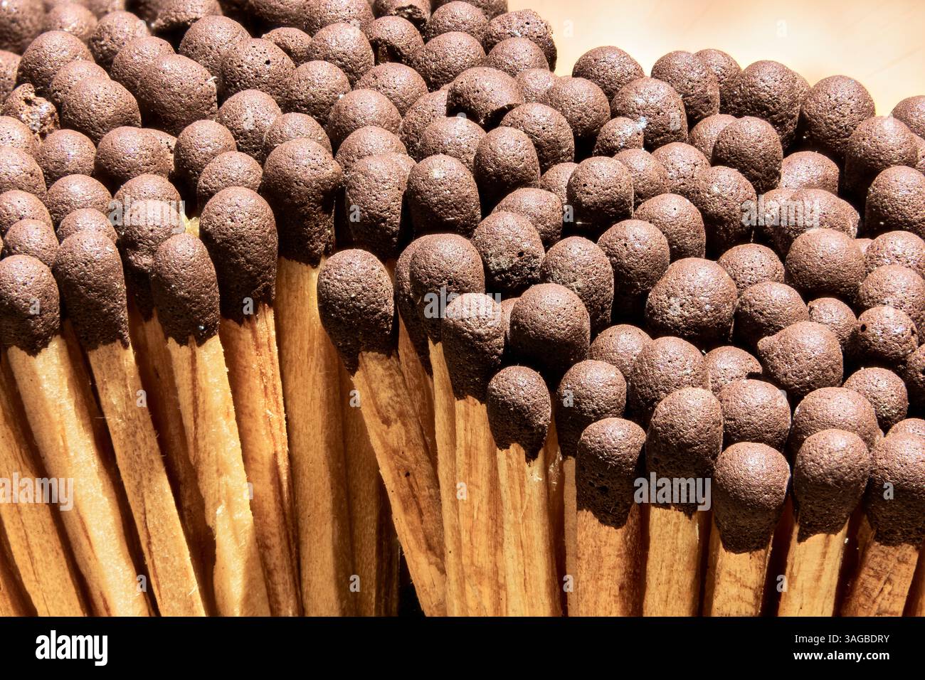 Holz-Sicherheitsmatratzen-Cluster. Streichholzköpfe Sind Zusammen Verpackt Stockfoto