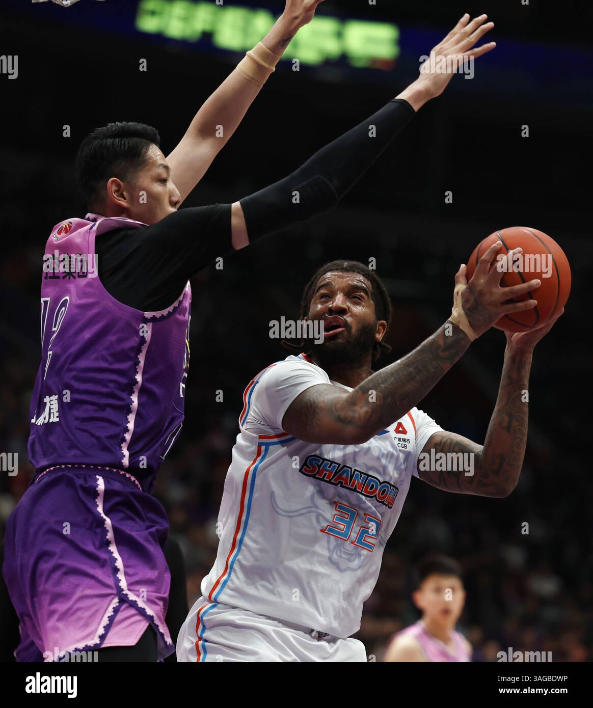 Peking, China. April 2025. Marquese Chriss (R) von Shandong Heroes tritt während des Play-off-Spiels in der 1. Runde zwischen den Königlichen Kämpferinnen und Shandong Heroes in der Saison 2024-2025 der chinesischen Basketball Association (CBA) Liga in Peking, China, am 8. April 2025 an. Quelle: Wang Kaiyan/Xinhua/Alamy Live News Stockfoto