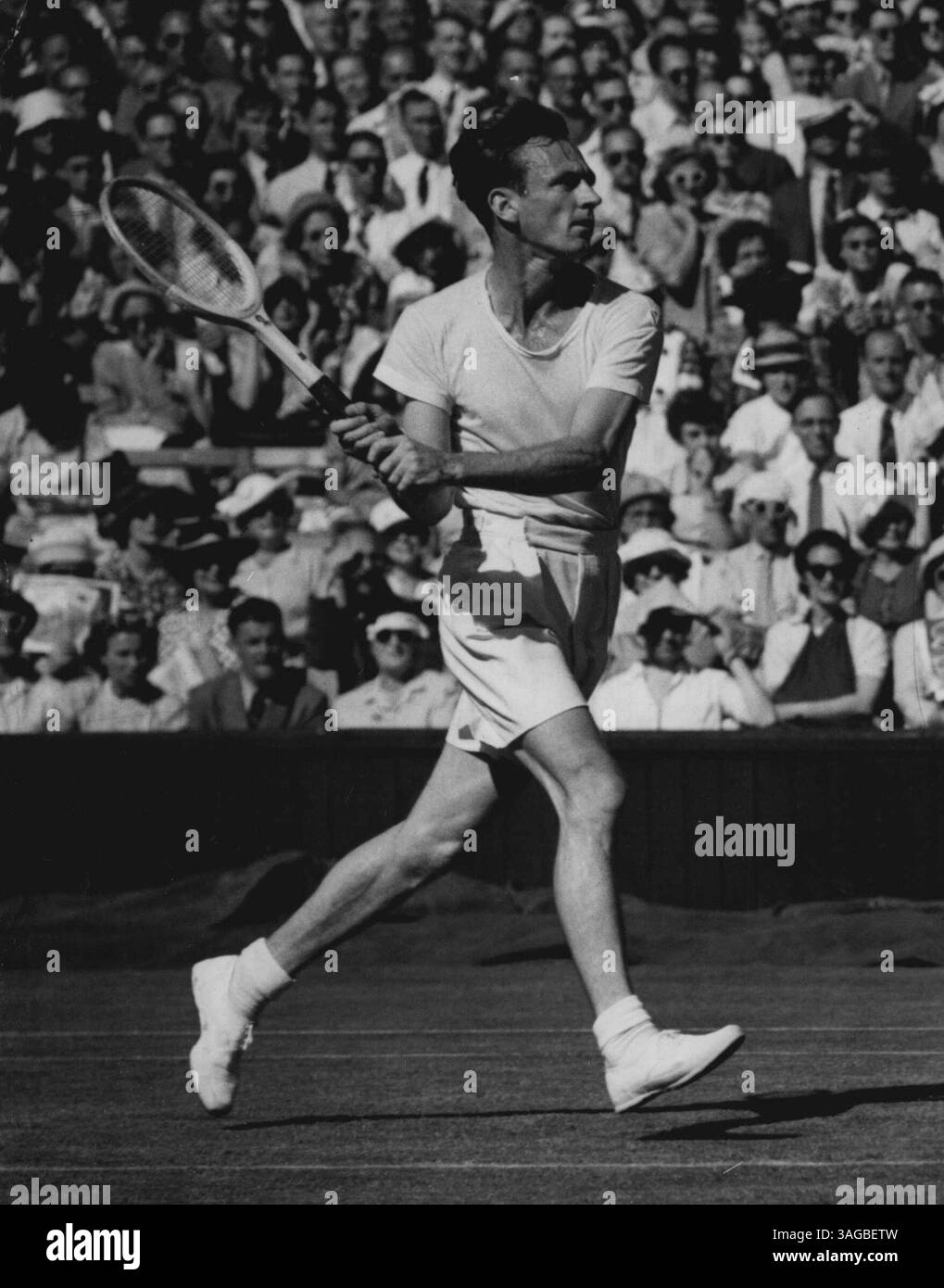 Brown beats Mottram in Centre Court Struggle Photo Shows: Geoff Brown in Play gegen Tony Mottram in Wimbledon Today. Angespannter Kampf zwischen Großbritanniens A.. J (Tony) Mottram und Australier Geoff Brown begeisterten heute (Donnerstag) das Centre Court Crowd bei den Wimbledon (London) Lawn Tennis Championships. Nachdem die Männer in zwei Sets gestanden hatten, gewann Brown das Spiel mit 1-6 6-2 5-7 6-4 6:3. Juni 1950. (Foto von Reuterphoto) Stockfoto