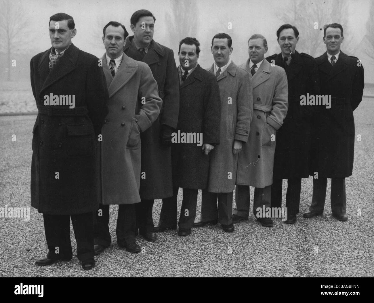 Die Bilder zeigen das Team von BEA-Piloten, das den Deutschen trainieren soll, der heute in Northelt zu sehen ist. Sie sind (von links nach rechts) Kapitän J. Munro aus Aberdeen, verantwortlich, Kapitän S. J. Brown, Lydney, Captain P. O. Ward. (Cooma, NSW Australien), Capt. P.R. GRJ FFIN (Canvey), Capt. K. T. Quirke (Liverpool), Capt. D.H. Symington (Dunfries), Capt. J.G. Simpson Southern Rhodesia) und Capt. A. R. Marks (Knetty ***** .) Britische Piloten nach Tkain German Airlines PTR. Ein Team von British European Airways-Piloten reist am Sonntag nach Hamburg, um zur deutschen Fluggesellschaft Lufthansa abgestellt zu werden Stockfoto