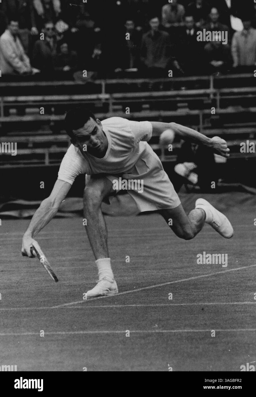 Das erste Spiel in Wimbledon geht zu 5 Sets: Das erste Spiel in den Men's Singles auf dem Centre Court in Wimbledon führte heute zu einem seltenen Streit zwischen T. Brown (USA) und D.W. Butler (GB). Brown verlor den ersten Satz mit 5:7, gewann das nächste 6:1, verlor das dritte 4:6 und gewann das vierte 6:2. Fotoshows: Tom Brown im Spiel gegen Butler in Wimbledon heute. Juni 1948. Stockfoto