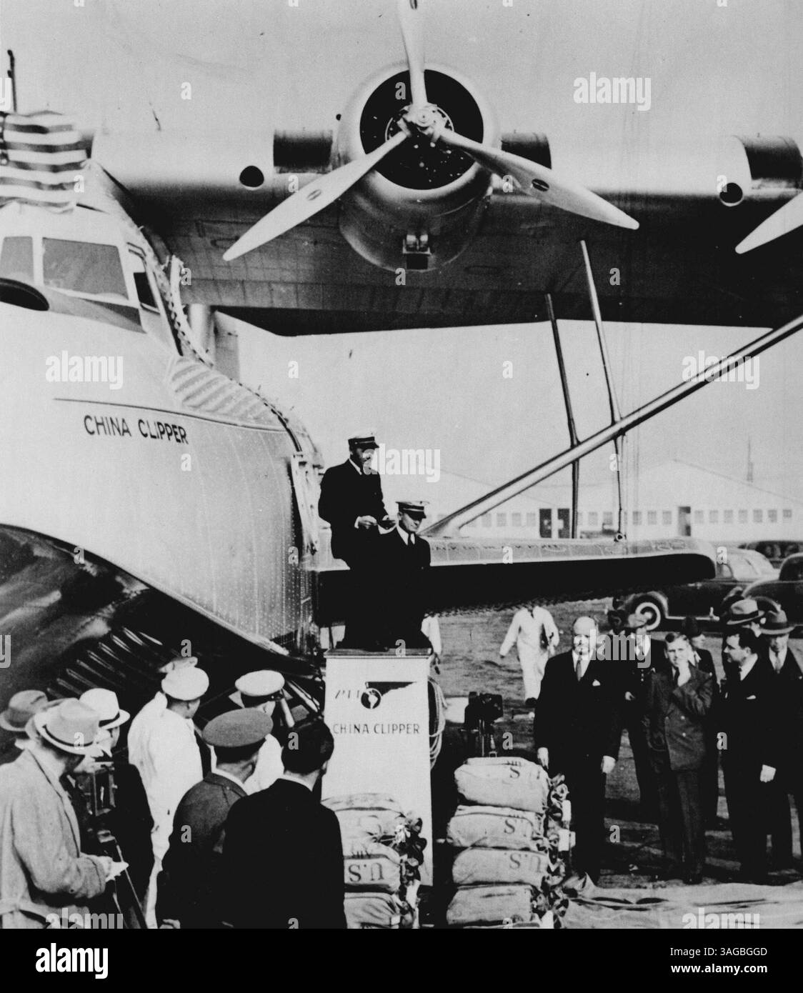 Alameda, Kalifornien. Captain Edwin Musick und erster Offizier R.O.D. Sullivan stehen neben dem China Clipper, bevor er San Francisco nach Manila verlässt, mit der ersten Transpazifischen Luftpost am Boden (von links nach rechts) sind Postmeister General James Farley, Assistant Postmaster General Harllee Branch und Pan am Präsident Juan T. Trippe. November 1935. Stockfoto