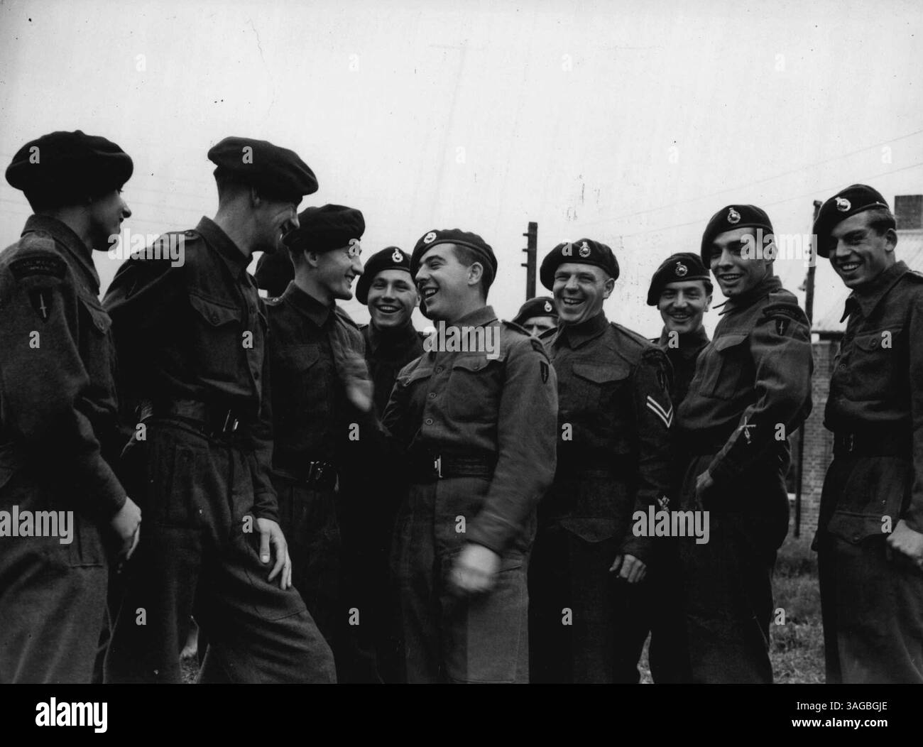 "Lass uns knacken", sagen die Korea Commandos - lachend und scherzhaft, die Royal Marine Commandos, die nach Korea fahren, stellen sich in Bickleigh, nahe Plymouth, für ihre Impfungen an. Als jeder gestern vorbeizog, um "gejabbt" zu werden, gab er einem wunderschönen Hula-Hula-Mädchen, das am 38. Breitengrad auf einer Karte Koreas festgehalten war, einen klugen Blick. Nach ein paar Tagen Urlaub werden die Kommandos nach Korea fliegen - in Zivilkleidung, weil die Flugzeuge möglicherweise landen müssen, um sie auf nicht britischem Gebiet zu tanken. "Aber wir sollten keine Bowler, gestreifte Hosen oder Jagdschecks tragen", sagte Lieutenant B.J. Ovens. „Mehr li Stockfoto