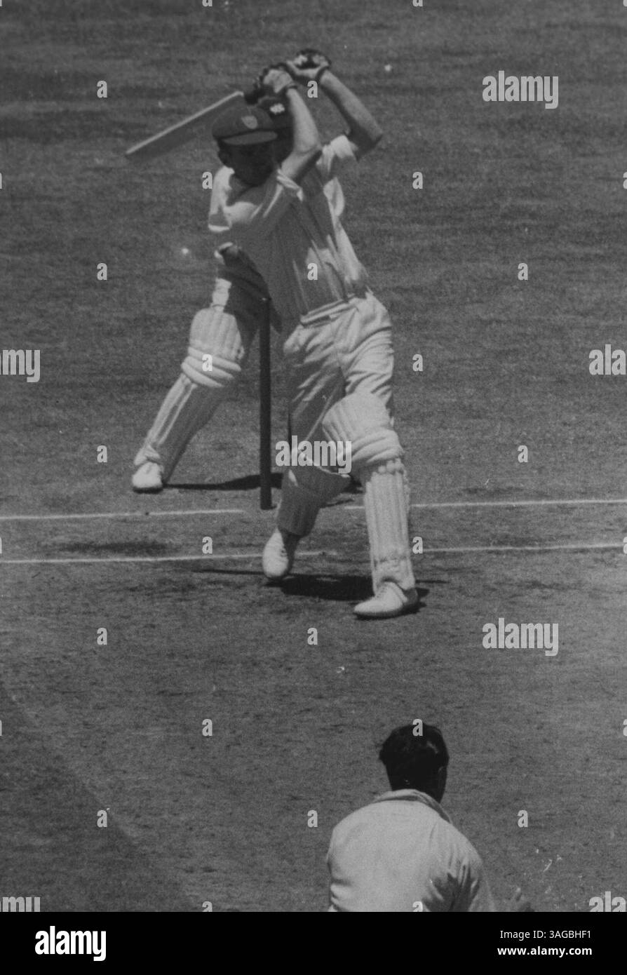 Burke (NSW) wurde heute beim MCG von diesem Schlaganfall erwischt. Er fuhr einen Ball von Ian Johnson in Hassetts Hände, nachdem er 78 Punkte erzielt hatte. November 1952. Stockfoto