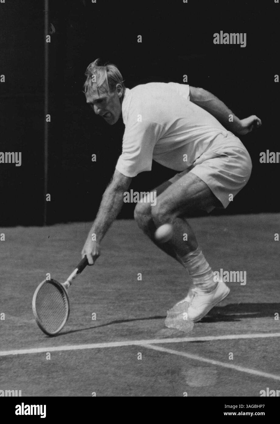 Anstrengender Sieg. Der Australier John Bromwich, der durch seinen anstrengenden Dreiersieg und seine Zungenkräuselung während seiner Konzentration gerührt wurde, macht einen Rückhandschlag während seines Spiels gegen den Tschechischen V. Crenik in den Herreneinzelspielen der Wimbledon Tennis Championships. Auf Court II gewann Bromwich mit 6:4:6:1:6:2. Juni 1948. Stockfoto