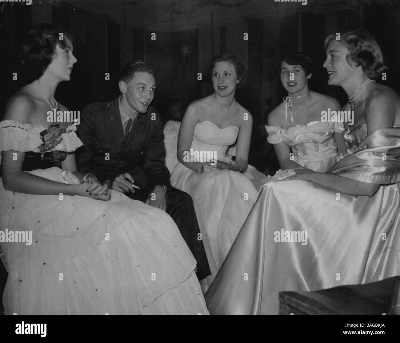 Drei hübsche Mädchen und Cadet Neville Miles. Von links: Lyn Davidson (Bellevue Hill), Primrose Anderson-Stuart (Darling Point) und Julie Smith (Rose Bay). 30. Dezember 1949. Stockfoto
