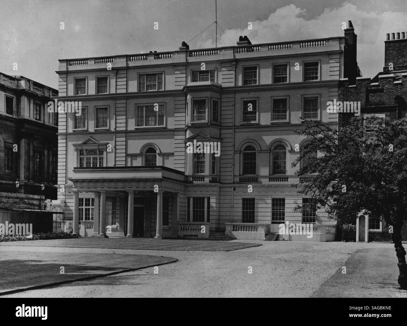 The Garden Front -- die zwei Buchten über dem Portikus stellen das südliche Ende des Hauses dar, das 1826-27 für den Herzog von Clarence von Nash erbaut wurde. Der Teil rechts vom Portikus wurde 1875 vom Herzog von Edinburgh hinzugefügt, als das ganze neu aufgesetzt und erhöht wurde. 4. Juni 1953. Stockfoto
