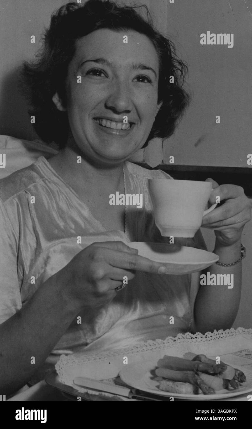 Asparaqus zum Frühstück im Bett für den Stolz des Haushalts, 21 Jahre alter June Gough. Samstagnacht gewann die „Sun“-Arie, das Foto wurde im Haus ihrer Schwester in Bankstown aufgenommen. Oktober 1950. Stockfoto
