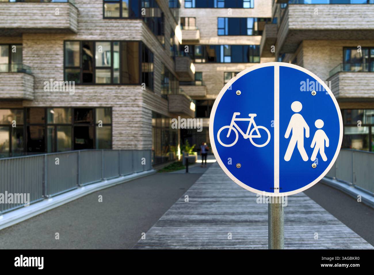 Kopenhagen, Daenemark, DK - Stadtteil Nordhavn 03.09.2024, Kopenhagen, Daenemark, DK - Stadtteil Nordhavn. Ein Fußgaenger- Fahrradschild in einem Wohngebiet. Im Hintergrund Wohngebaede mit Apartments. Kopenhagen Hovedstaden Daenemark *** Kopenhagen, Dänemark, DK Bezirk Nordhavn 03 09 2024, Kopenhagen, Dänemark, DK Bezirk Nordhavn Ein Fußgängerfahrradschild in einem Wohngebiet im Hintergrund Wohngebäude mit Wohnungen Kopenhagen Hovedstaden Dänemark Stockfoto