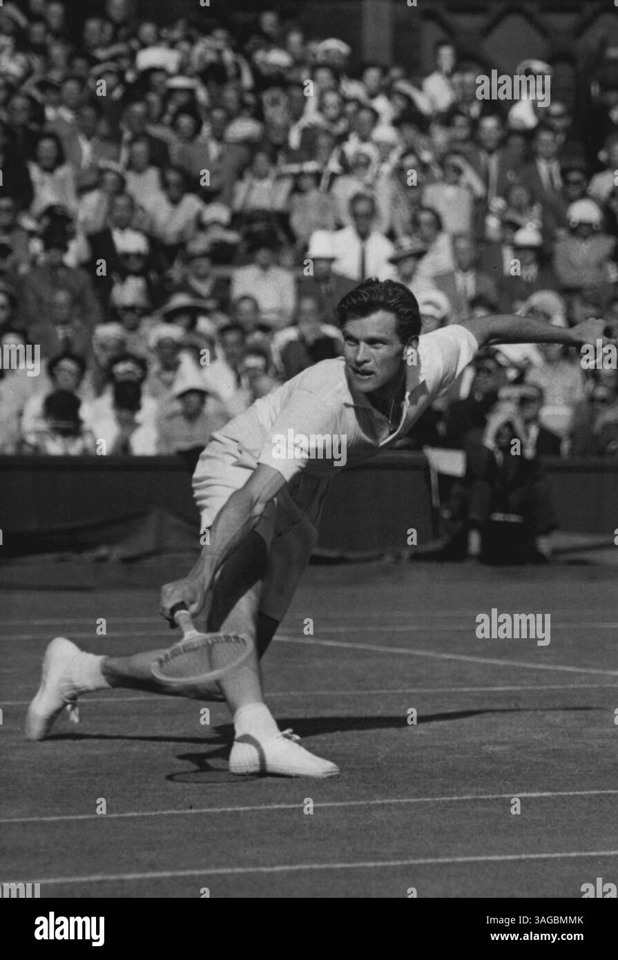 Wimbledon Championships. Herren Einzel. Dritte Runde. Fotoshows. Budge Patty aus den USA spielt auf dem Mittelfeld gegen den tschechischen Davis Cup-Spieler J. Drobny. Drobny gewann das 5-Set-Spiel, 6-4, 6-8, 7-9, 6-0, 6-2. Juni 1949. (Foto von Fox Photos) Stockfoto