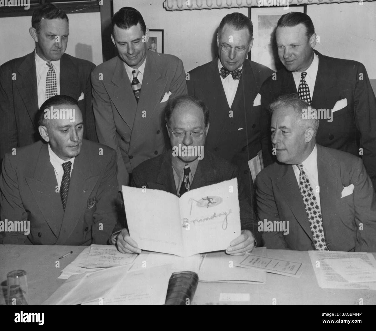 Der sowjetische HIS gab alle Anzeichen dafür an, dass er bei den Olympischen Spielen 1956 in Melbourne antreten wird. Der Vorsitzende des Internationalen Olympischen Komitees Avery Brundage sagte dies heute in Moskau, so eine Botschaft der American Associated Press. „Ich werde ihnen die Frage direkt vor meiner Abreise stellen“, sagte Mr. Brundage. Seit die Sowjetunion die diplomatischen Beziehungen zu Australien im April abbrach, wo sich die Frage stellte, ob die Russen an den nächsten Olympischen Spielen teilnehmen würden. „Der russische Erfolg bei internationalen Sportwettbewerben in den letzten zwei Jahren war phänomenal“, sagte Brundage. Augu Stockfoto