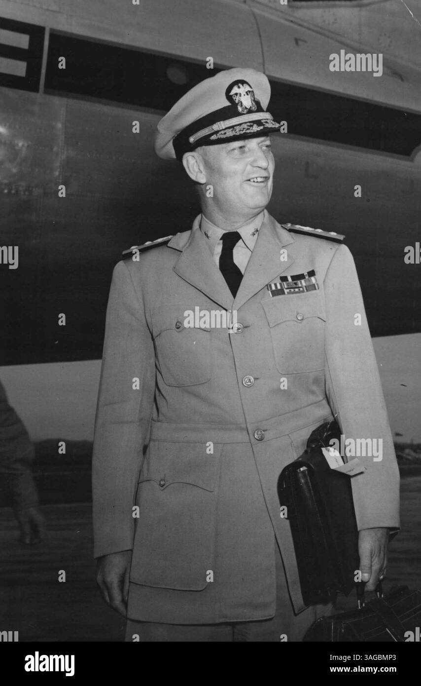 Befehlshaber der Marineeinheiten Far East Photographic Laboratory UN Peace Delegation auf dem Weg nach Kaesong - Radm. Arleigh A. Burke, USN (links) Pause neben dem Flugzeug, das von Tokio nach Seoul geflogen ist, um sich mit Chinesen und Nordkoreanern in Kaesons zu treffen. Juli 1951. (Foto: Offizielles Foto der US Navy) Stockfoto