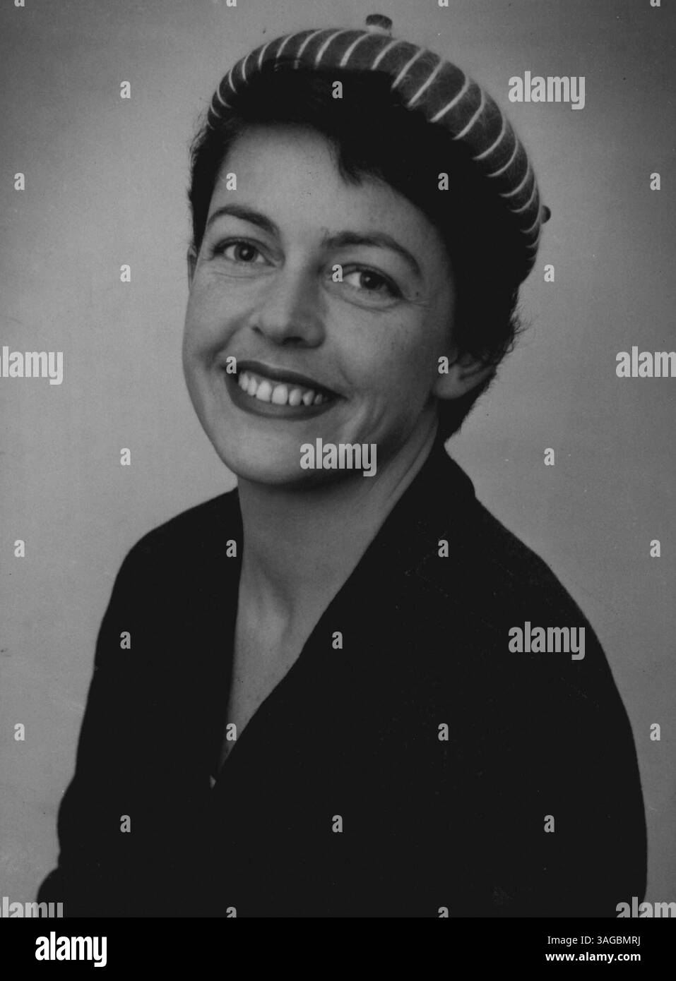 Barbara Brunton, eine versierte Schauspielerin, die die Rolle der Tochter von Professor Wille Don im Lux Radio Theatre spielt. Seven Days to Noon to Be Heard am nächsten Sonntag Abend um ..... Uhr Auf Station ... kehrte sie erst kürzlich nach zwei Jahren in New York nach Australien zurück, war aber früher bekannt für ihre Hauptrollen in frühen Lux-Produktionen. Die australische Schauspielerin Barbara Brunton wird am Sonntag um 20:00 Uhr eine Hauptrolle in Lux Radio Play Seven Days to Noon auf der Sonnenstation 2UE spielen. Sie ist gerade aus New York zurückgekehrt. 31. Mai 1955. Stockfoto