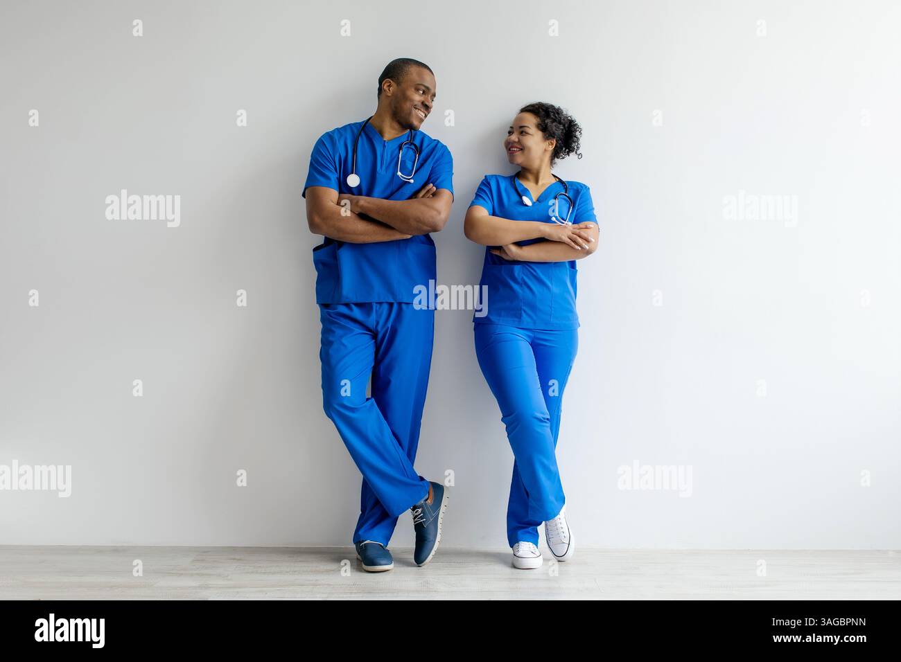 Schwarze Ärztin und Ärztin, die sich gegenseitig anlächeln Stockfoto