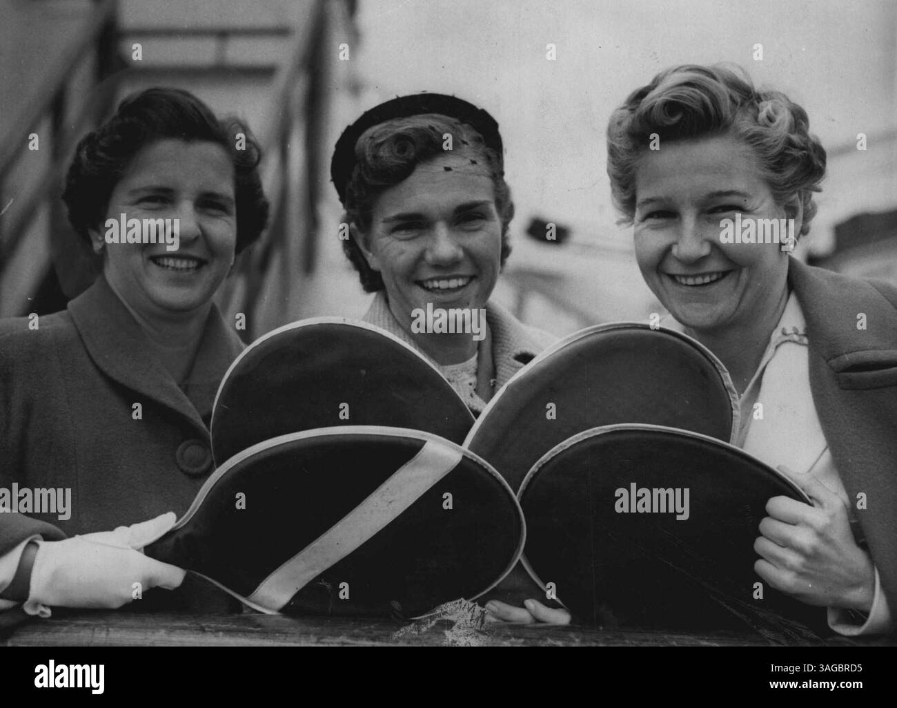 Lächelnde US-Tennisspielerin Mrs. Margaret Dupont (links). Shirley Fry und Louise Brough in London für Spiele im Wightman Cup gegen Großbritannien. Juni 1954. (Foto im Daily Mail Contract) Stockfoto